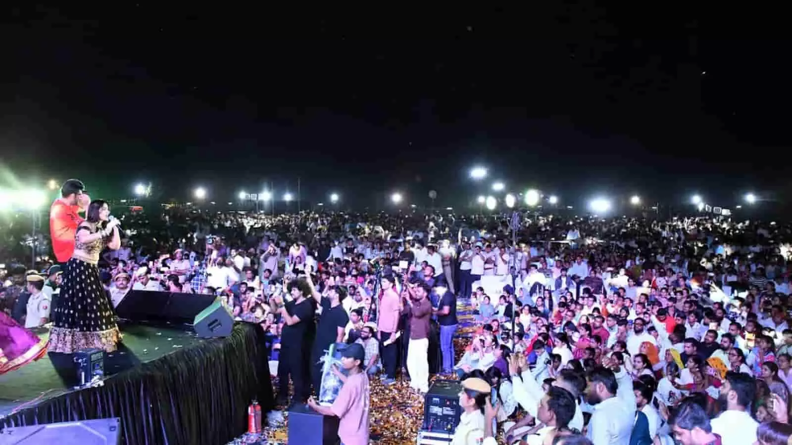 सवाई माधोपुर दशहरा मैदान में मंच पर सांस्कृतिक कार्यक्रम प्रस्तुत करते कलाकार और सामने बैठी भीड़ सवाई माधोपुर दशहरा मैदान में मंच पर सांस्कृतिक कार्यक्रम प्रस्तुत करते कलाकार और सामने बैठी भीड़