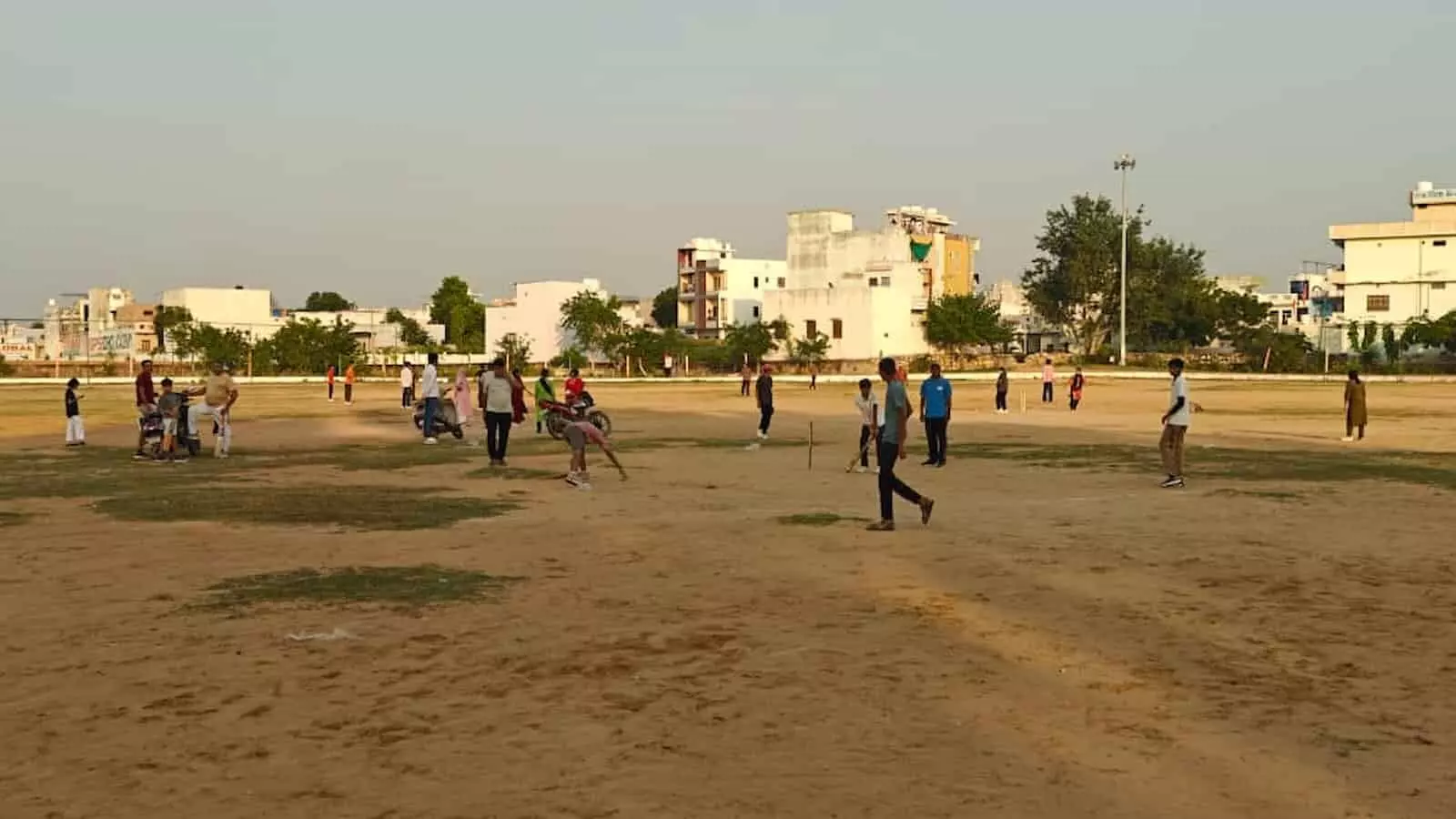 गंगापुर सिटी के मैदान में क्रिकेट का अभ्यास करते युवा खिलाड़ी गंगापुर सिटी के मैदान में क्रिकेट का अभ्यास करते युवा खिलाड़ी