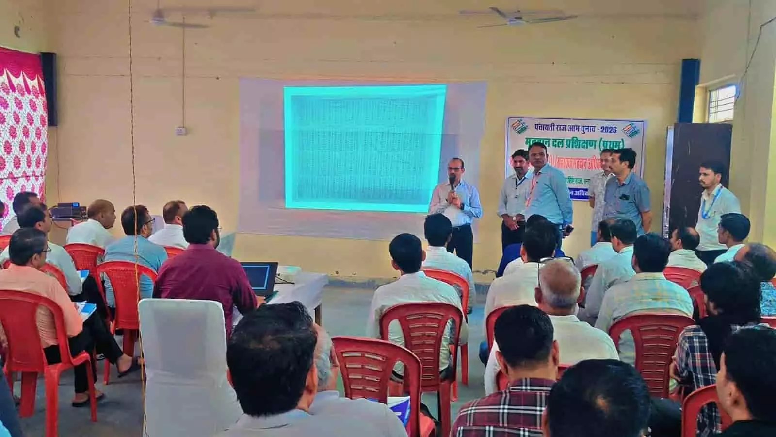 तस्वीर में सवाई माधोपुर के महाविद्यालय परिसर में पंचायतीराज चुनाव प्रशिक्षण शिविर के दौरान कार्मिकों को जानकारी दी जा रही है। तस्वीर में सवाई माधोपुर के महाविद्यालय परिसर में पंचायतीराज चुनाव प्रशिक्षण शिविर के दौरान कार्मिकों को जानकारी दी जा रही है।