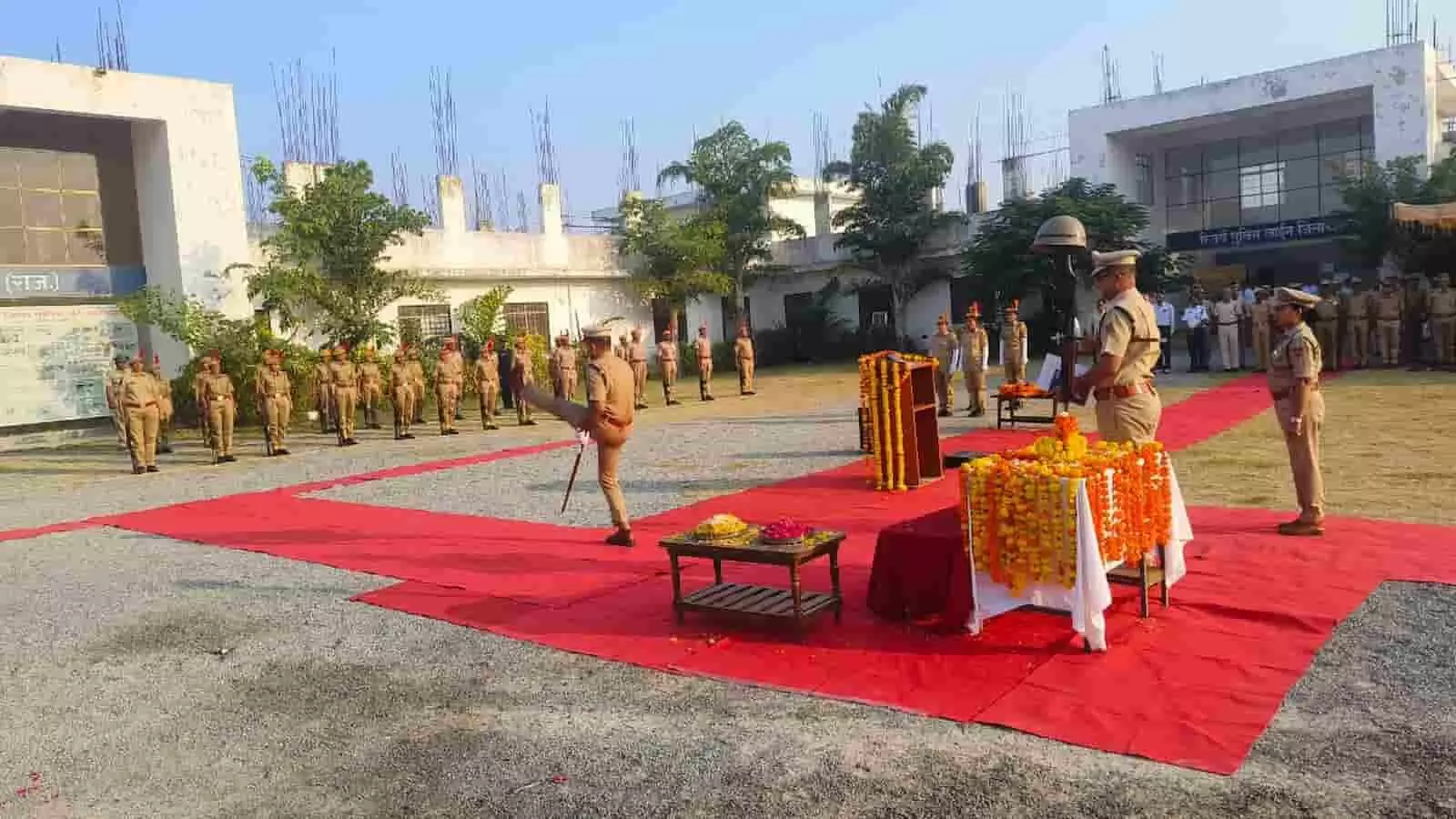 तस्वीर में ब्यावर पुलिस लाइन मैदान में पुलिस स्मृति दिवस पर शहीद स्मारक के समक्ष श्रद्धांजलि देते पुलिस अधिकारी तस्वीर में ब्यावर पुलिस लाइन मैदान में पुलिस स्मृति दिवस पर शहीद स्मारक के समक्ष श्रद्धांजलि देते पुलिस अधिकारी