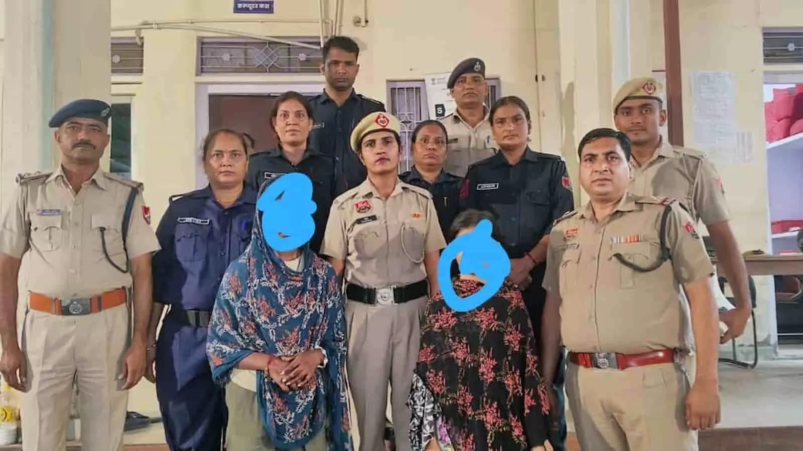 तस्वीर में हिंडौन सिटी स्टेशन परिसर में आरपीएफ कर्मियों के साथ खड़ी दो रेस्क्यू की गई बालिकाएं दिख रही हैं। तस्वीर में हिंडौन सिटी स्टेशन परिसर में आरपीएफ कर्मियों के साथ खड़ी दो रेस्क्यू की गई बालिकाएं दिख रही हैं।