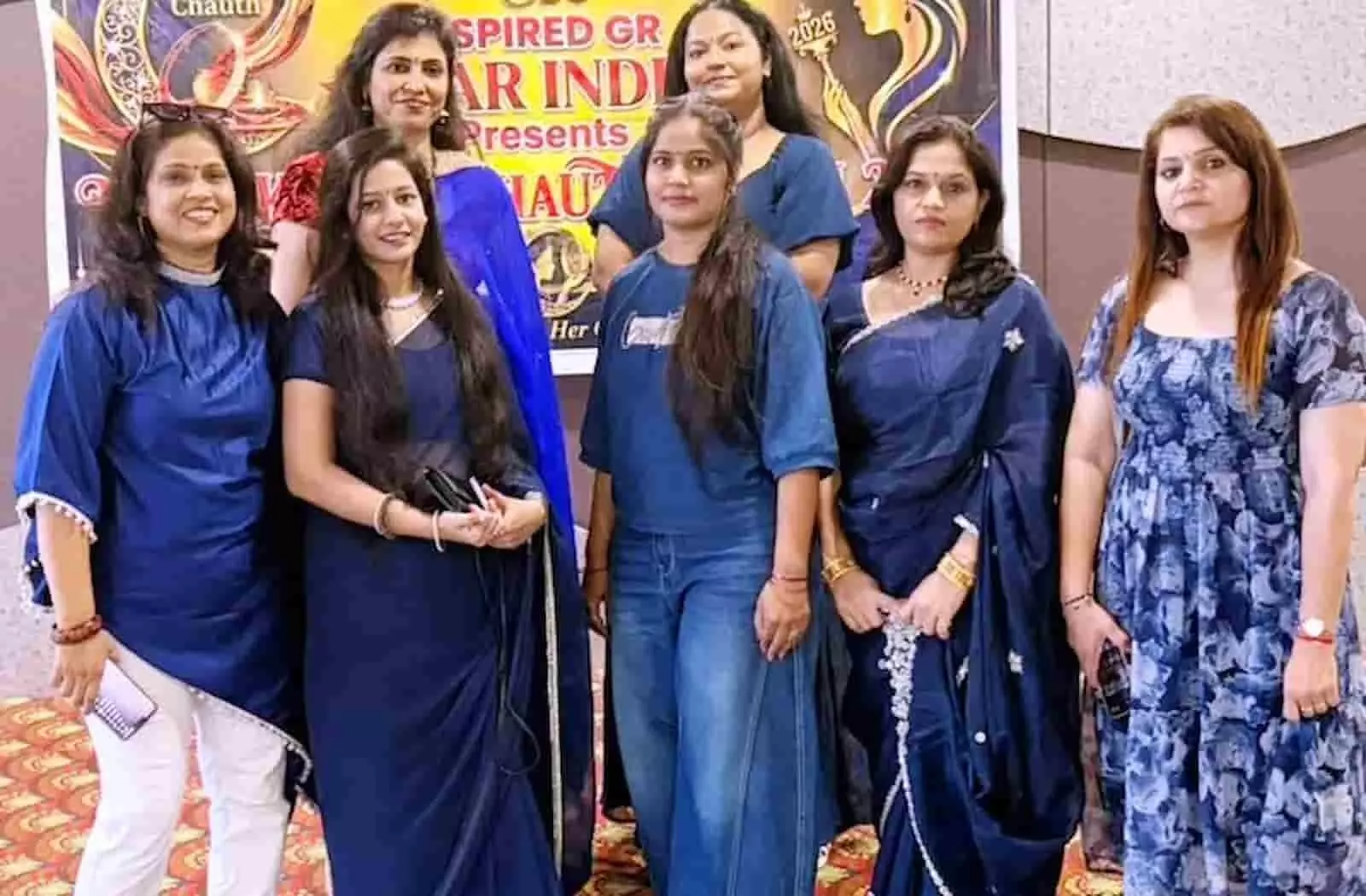 तस्वीर में मिसेज करवा चौथ क्वीन 2026 बैनर के सामने पोज देती महिलाएं दिख रही हैं। तस्वीर में मिसेज करवा चौथ क्वीन 2026 बैनर के सामने पोज देती महिलाएं दिख रही हैं।