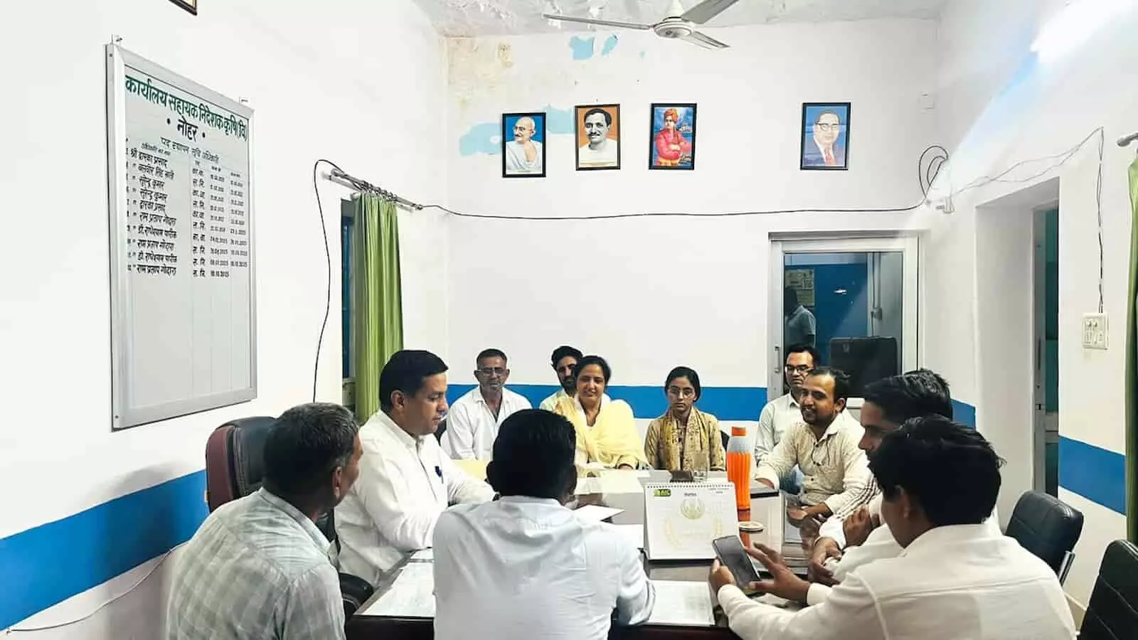 तस्वीर में कृषि विभाग के अधिकारी और किसान कार्यालय में बैठक करते हुए दिख रहे हैं। तस्वीर में कृषि विभाग के अधिकारी और किसान कार्यालय में बैठक करते हुए दिख रहे हैं।