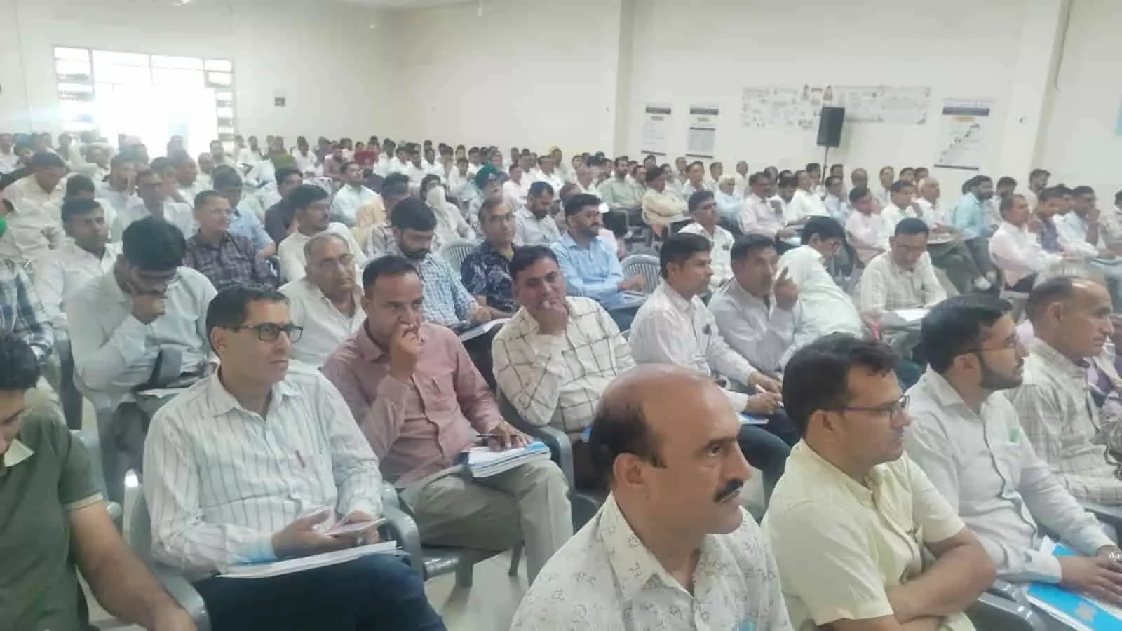 तस्वीर में हनुमानगढ़ के राजकीय महाविद्यालय सभागार में बैठे मतदान दल के कार्मिक. तस्वीर में हनुमानगढ़ के राजकीय महाविद्यालय सभागार में बैठे मतदान दल के कार्मिक.