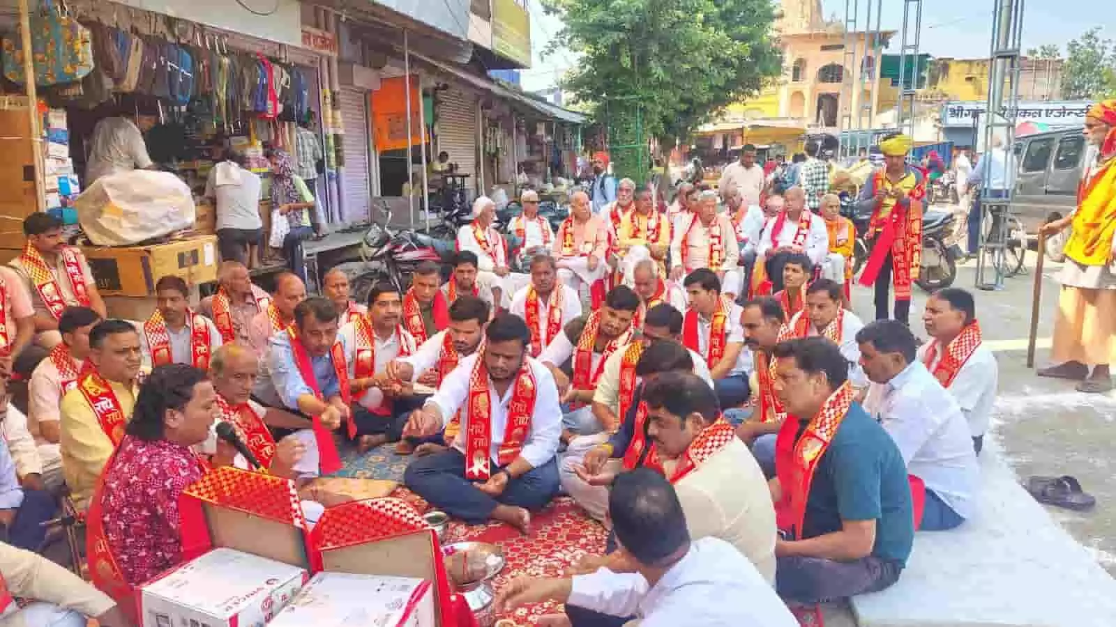 तस्वीर में डीग में आयोजित ध्वजा पूजन कार्यक्रम के दौरान पूजा-अर्चना करते हुए लोग दिखाई दे रहे हैं। तस्वीर में डीग में आयोजित ध्वजा पूजन कार्यक्रम के दौरान पूजा-अर्चना करते हुए लोग दिखाई दे रहे हैं।