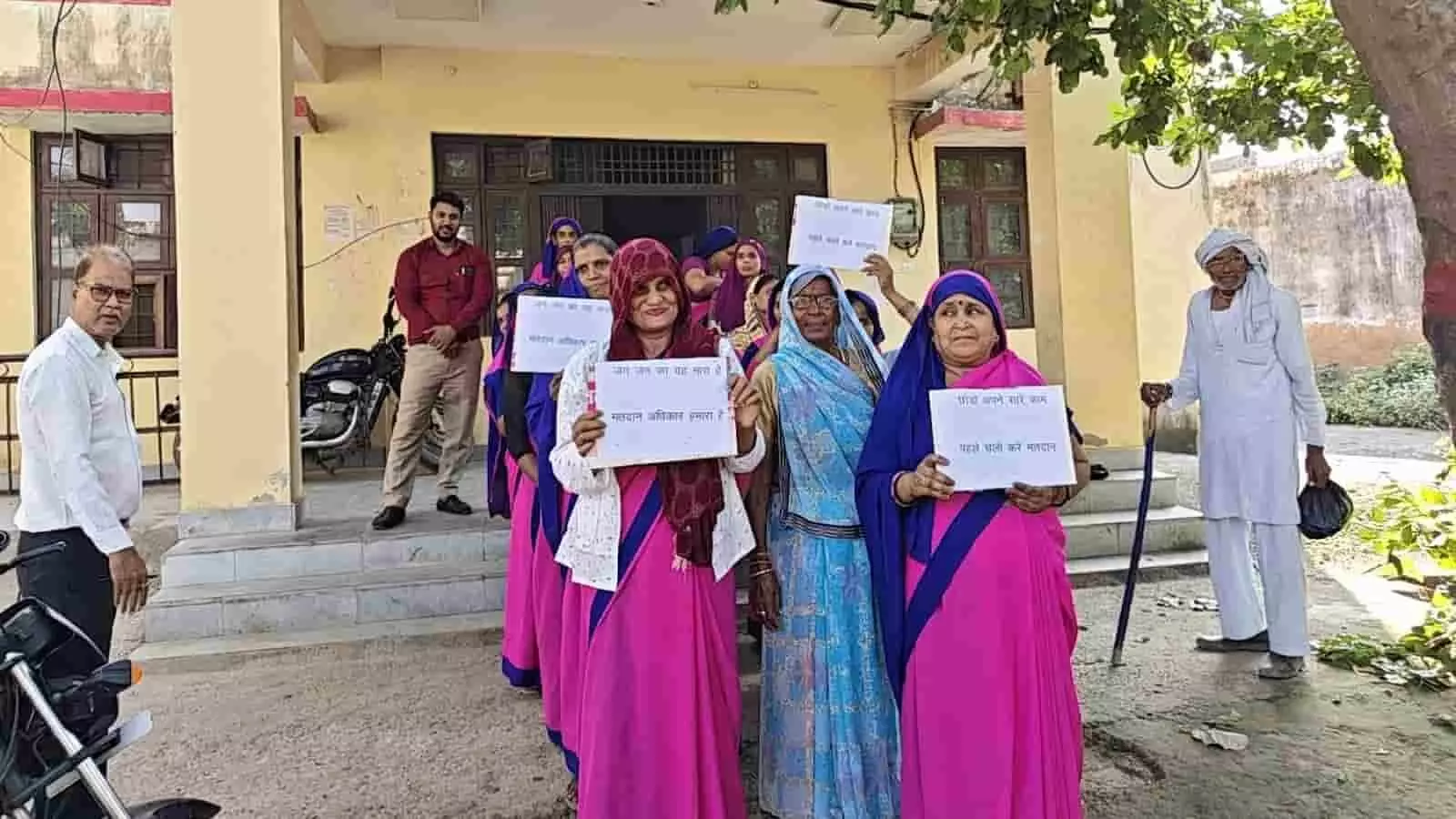 तस्वीर में डीग में हाथों में जागरूकता तख्तियां लिए खड़ी आंगनबाड़ी कार्यकर्ताएं दिख रही हैं। तस्वीर में डीग में हाथों में जागरूकता तख्तियां लिए खड़ी आंगनबाड़ी कार्यकर्ताएं दिख रही हैं।