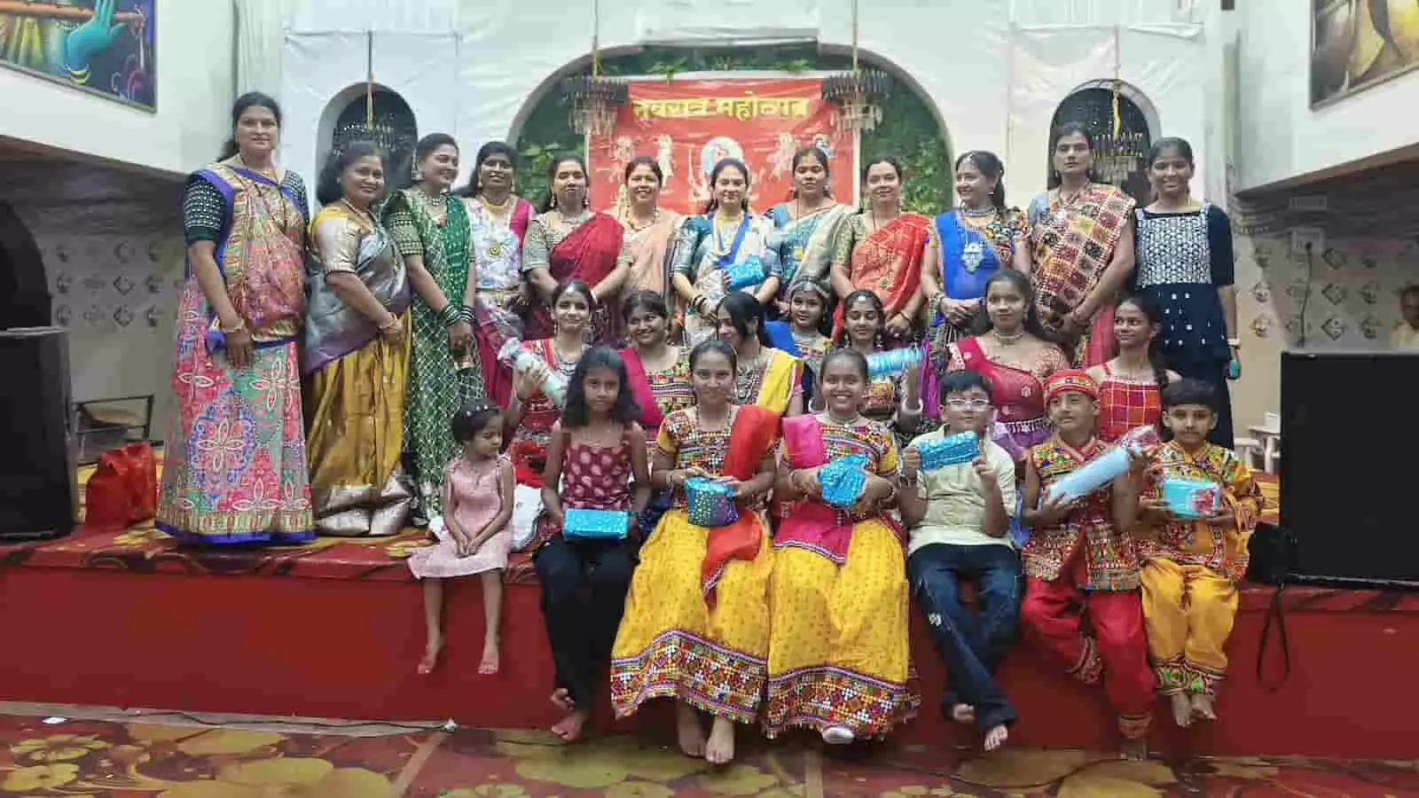 तस्वीर में भद्रावती के शिंदे मंगल कार्यालय में पुरस्कार के साथ इनरव्हील क्लब की महिलाएं और बच्चे दिख रहे हैं। तस्वीर में भद्रावती के शिंदे मंगल कार्यालय में पुरस्कार के साथ इनरव्हील क्लब की महिलाएं और बच्चे दिख रहे हैं।