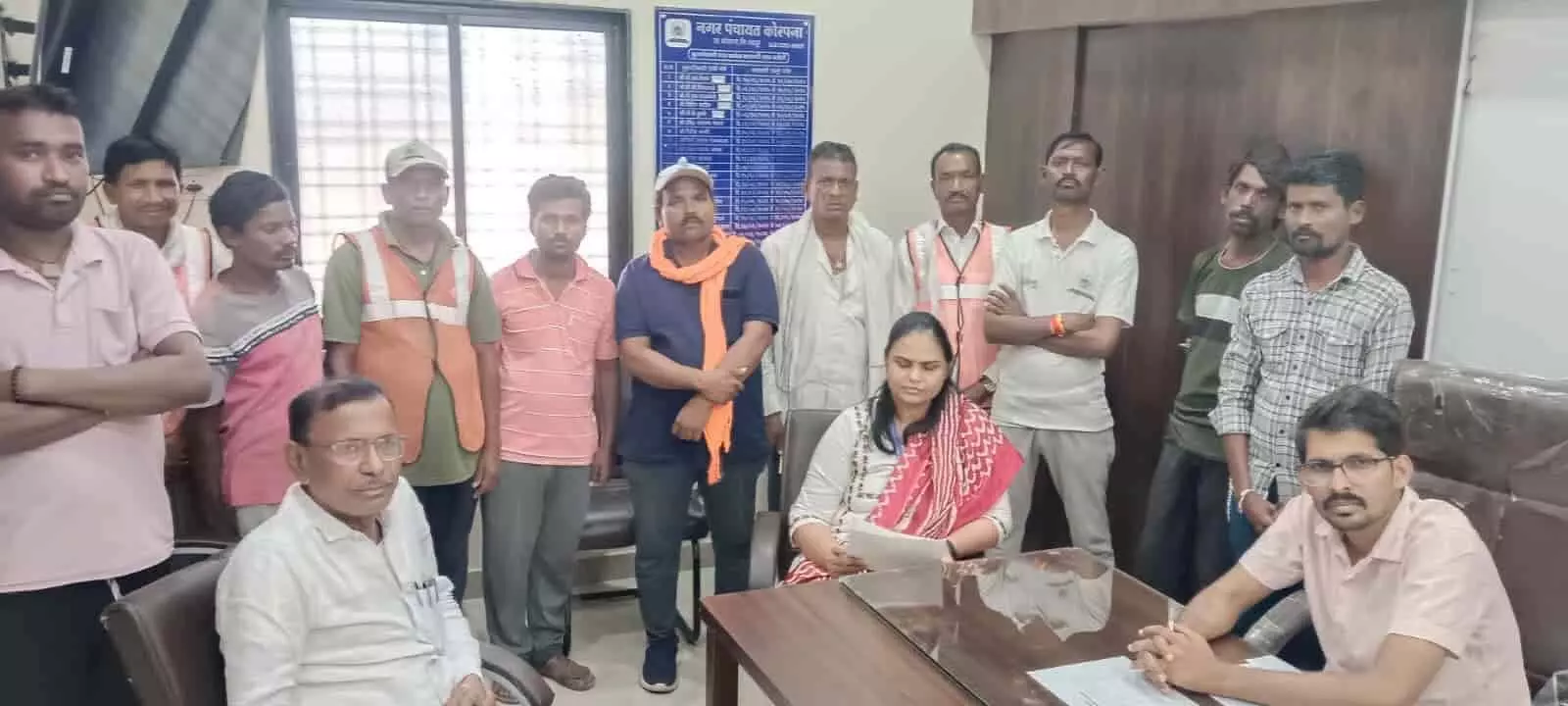 तस्वीर में कोरपना नगर पंचायत कार्यालय में सफाईकर्मियों के पीएफ और वेतन अनियमितता की जांच करतीं अधिकारी और मौजूद कर्मचारी दिख रहे हैं। तस्वीर में कोरपना नगर पंचायत कार्यालय में सफाईकर्मियों के पीएफ और वेतन अनियमितता की जांच करतीं अधिकारी और मौजूद कर्मचारी दिख रहे हैं।