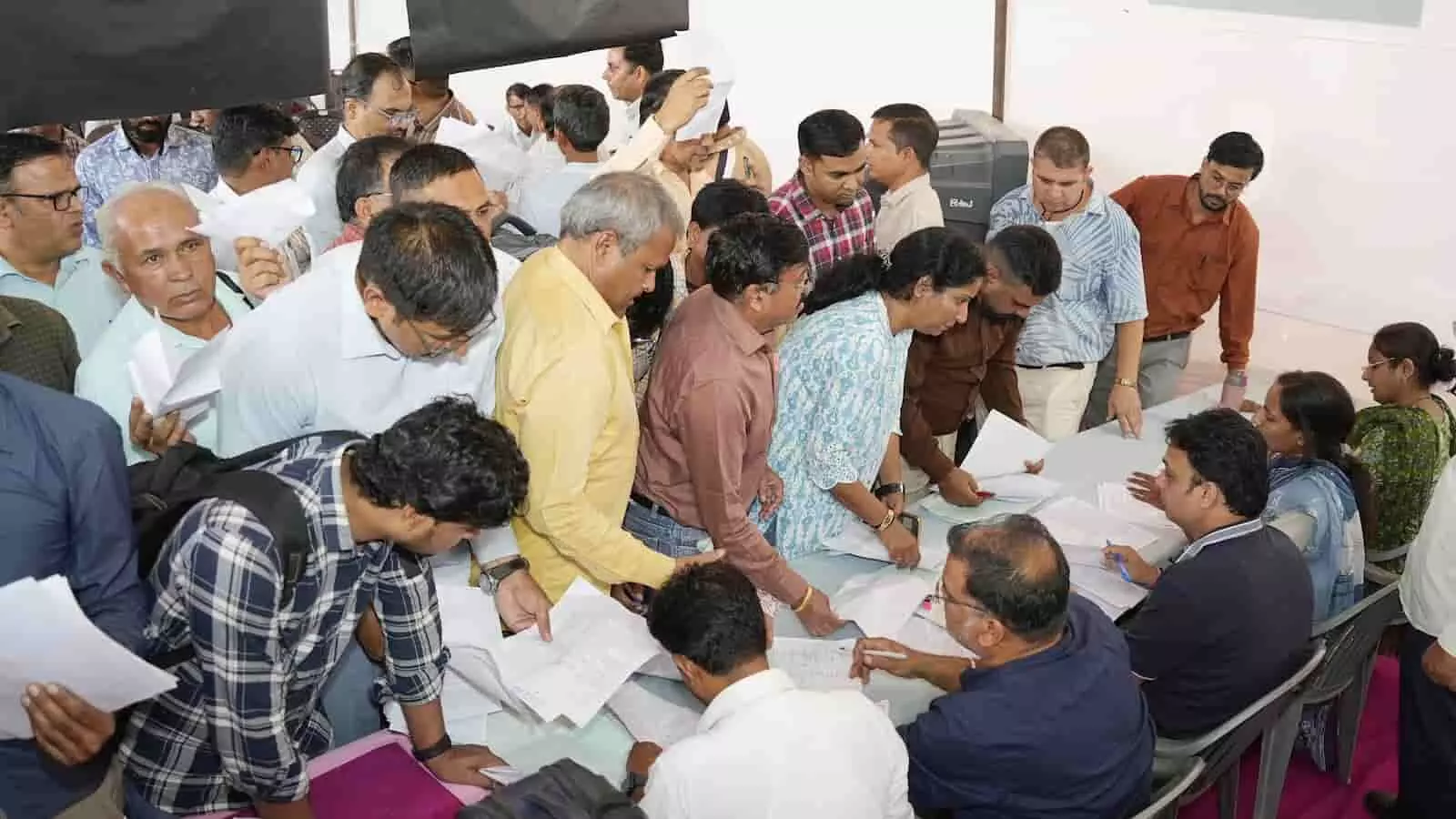 तस्वीर में मतदान कर्मी जयपुर के कॉलेज परिसर में निर्वाचन सामग्री और दस्तावेज लेते हुए दिख रहे हैं। तस्वीर में मतदान कर्मी जयपुर के कॉलेज परिसर में निर्वाचन सामग्री और दस्तावेज लेते हुए दिख रहे हैं।