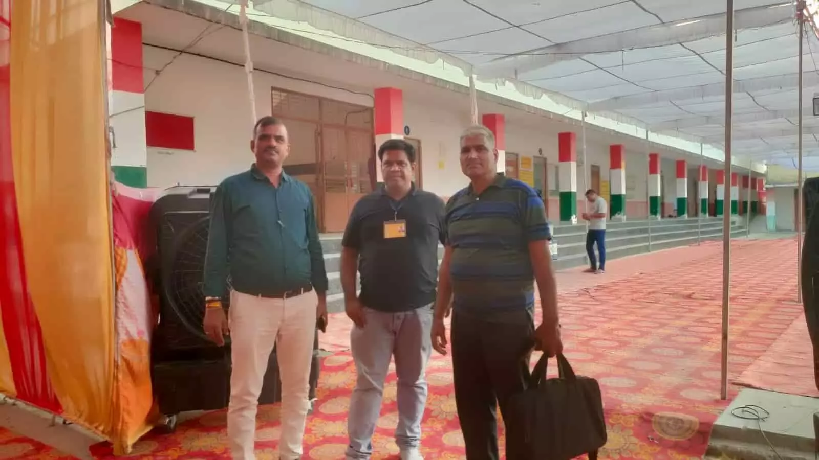 तस्वीर में खमनोर के मतदान केंद्र पर निरीक्षण के दौरान तहसीलदार और स्थानीय अधिकारी खड़े दिख रहे हैं। तस्वीर में खमनोर के मतदान केंद्र पर निरीक्षण के दौरान तहसीलदार और स्थानीय अधिकारी खड़े दिख रहे हैं।