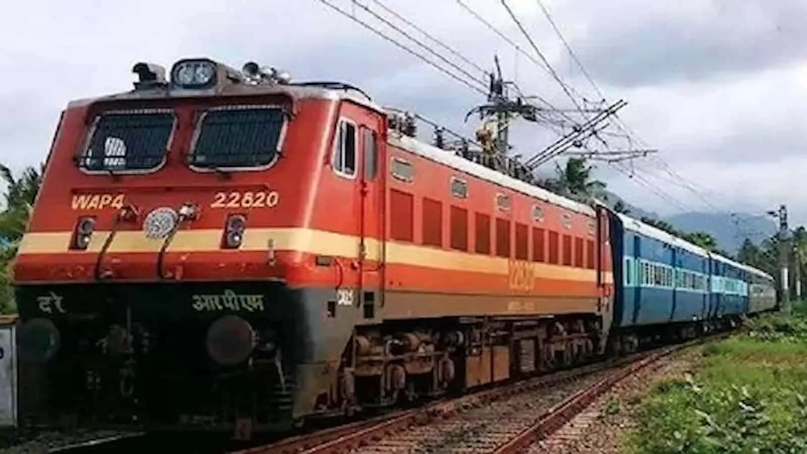 तस्वीर में पटरियों पर चलती एक ट्रेन भगत की कोठी और बान्द्रा टर्मिनस स्पेशल रेलसेवा को दर्शाती है। तस्वीर में पटरियों पर चलती एक ट्रेन भगत की कोठी और बान्द्रा टर्मिनस स्पेशल रेलसेवा को दर्शाती है।