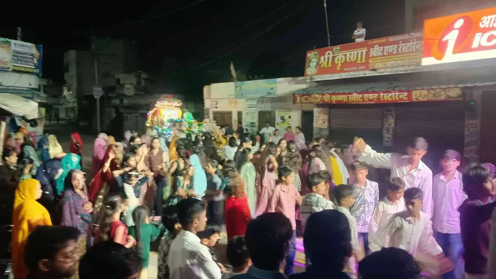 तस्वीर में खेरोदा कस्बे की सड़क पर नवरात्रि की शोभायात्रा के दौरान नाचते श्रद्धालु दिख रहे हैं। तस्वीर में खेरोदा कस्बे की सड़क पर नवरात्रि की शोभायात्रा के दौरान नाचते श्रद्धालु दिख रहे हैं।