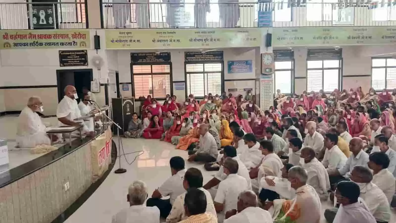 तस्वीर में खेरोदा के जैन स्थानक भवन में आयोजित धर्मसभा के दौरान संत प्रवचन देते दिख रहे हैं। तस्वीर में खेरोदा के जैन स्थानक भवन में आयोजित धर्मसभा के दौरान संत प्रवचन देते दिख रहे हैं।