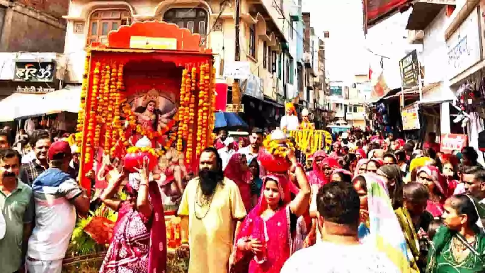 तस्वीर में खैरवाड़ा के बाजार में मां रुद्राणी की शोभायात्रा में श्रद्धालुओं की भीड़ दिख रही है। तस्वीर में खैरवाड़ा के बाजार में मां रुद्राणी की शोभायात्रा में श्रद्धालुओं की भीड़ दिख रही है।