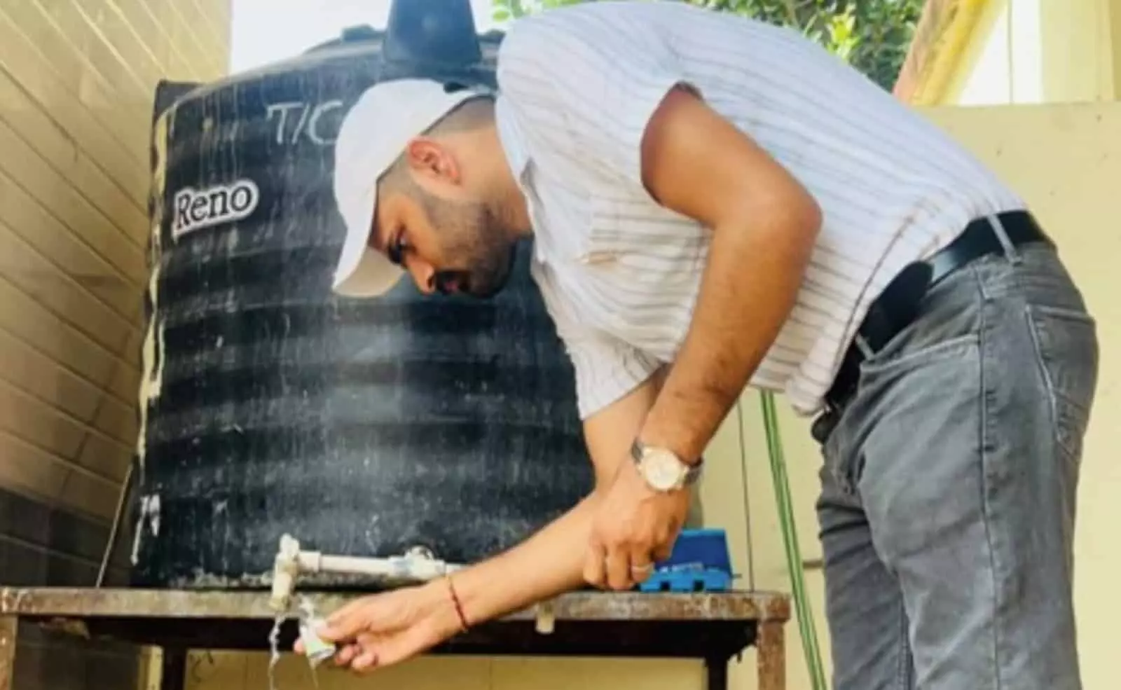 तस्वीर में रेलवे का कर्मचारी पानी की टंकी के नल से सैंपल लेकर पेयजल की गुणवत्ता जांच कर रहा है। तस्वीर में रेलवे का कर्मचारी पानी की टंकी के नल से सैंपल लेकर पेयजल की गुणवत्ता जांच कर रहा है।