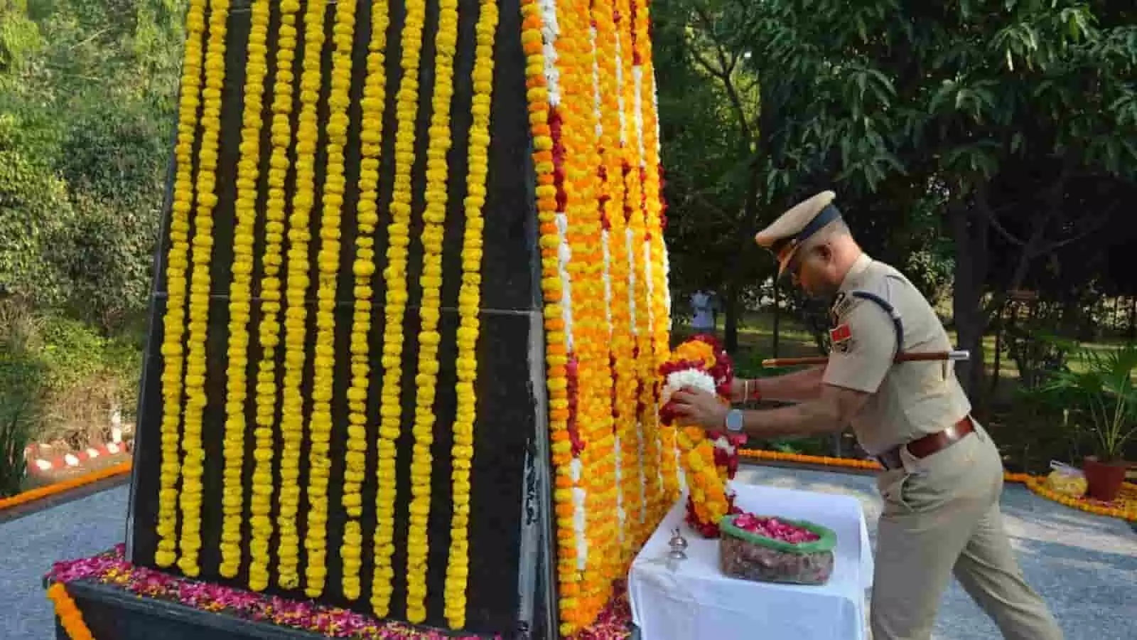 तस्वीर में शहीद स्मारक पर पुष्पचक्र अर्पित कर श्रद्धांजलि देते पुलिस अधिकारी। तस्वीर में शहीद स्मारक पर पुष्पचक्र अर्पित कर श्रद्धांजलि देते पुलिस अधिकारी।