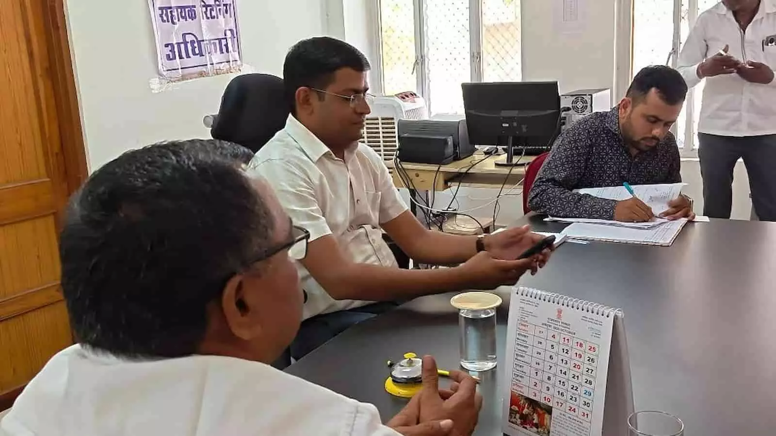 तस्वीर में सहायक रिटर्निंग अधिकारी कार्यालय में अधिकारी और कर्मचारी चुनावी नामांकन पत्र की समीक्षा कर रहे हैं। तस्वीर में सहायक रिटर्निंग अधिकारी कार्यालय में अधिकारी और कर्मचारी चुनावी नामांकन पत्र की समीक्षा कर रहे हैं।
