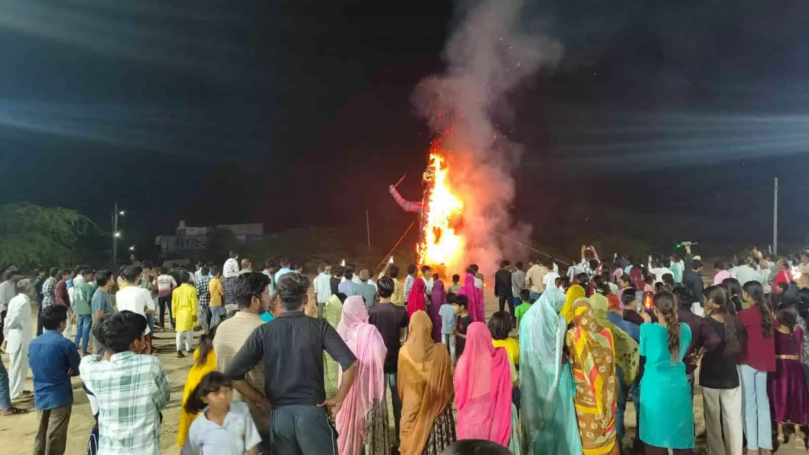 तस्वीर में भूपालसागर के स्टेडियम में जलते हुए रावण के पुतले को देखते हजारों श्रद्धालु उपस्थित हैं। तस्वीर में भूपालसागर के स्टेडियम में जलते हुए रावण के पुतले को देखते हजारों श्रद्धालु उपस्थित हैं।