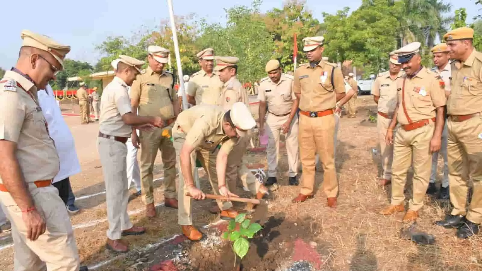 तस्वीर में चित्तौड़गढ़ पुलिस लाइन में पुलिस शहीद दिवस पर पौधा लगाते पुलिस अधिकारी दिख रहे हैं। तस्वीर में चित्तौड़गढ़ पुलिस लाइन में पुलिस शहीद दिवस पर पौधा लगाते पुलिस अधिकारी दिख रहे हैं।