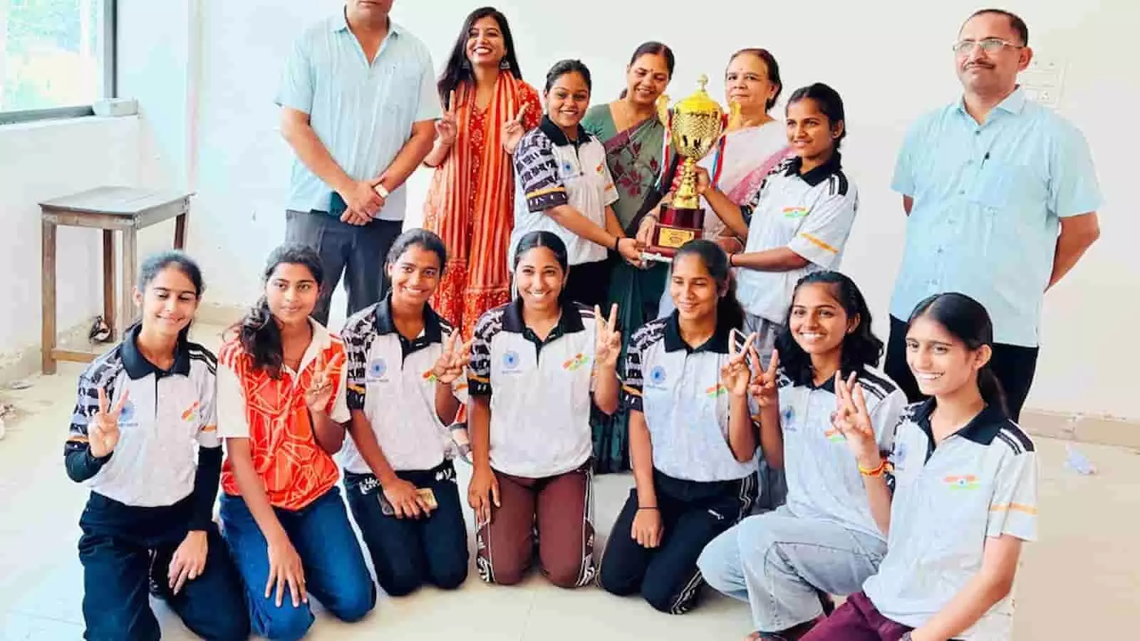 तस्वीर में एमपीपीजी कॉलेज की विजेता छात्राएं और शिक्षक ट्रॉफी के साथ चित्तौड़गढ़ में दिख रहे हैं। तस्वीर में एमपीपीजी कॉलेज की विजेता छात्राएं और शिक्षक ट्रॉफी के साथ चित्तौड़गढ़ में दिख रहे हैं।