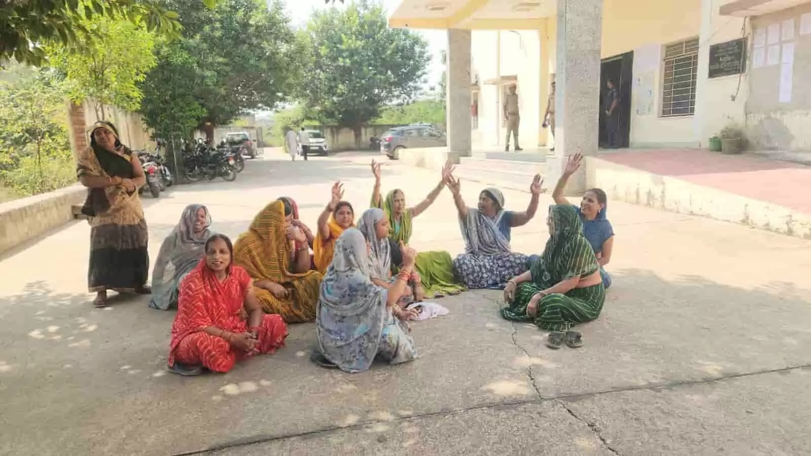डीग जिला कलक्ट्रेट परिसर में जमीन पर बैठकर प्रदर्शन करती हुई स्थानीय महिलाएं डीग जिला कलक्ट्रेट परिसर में जमीन पर बैठकर प्रदर्शन करती हुई स्थानीय महिलाएं