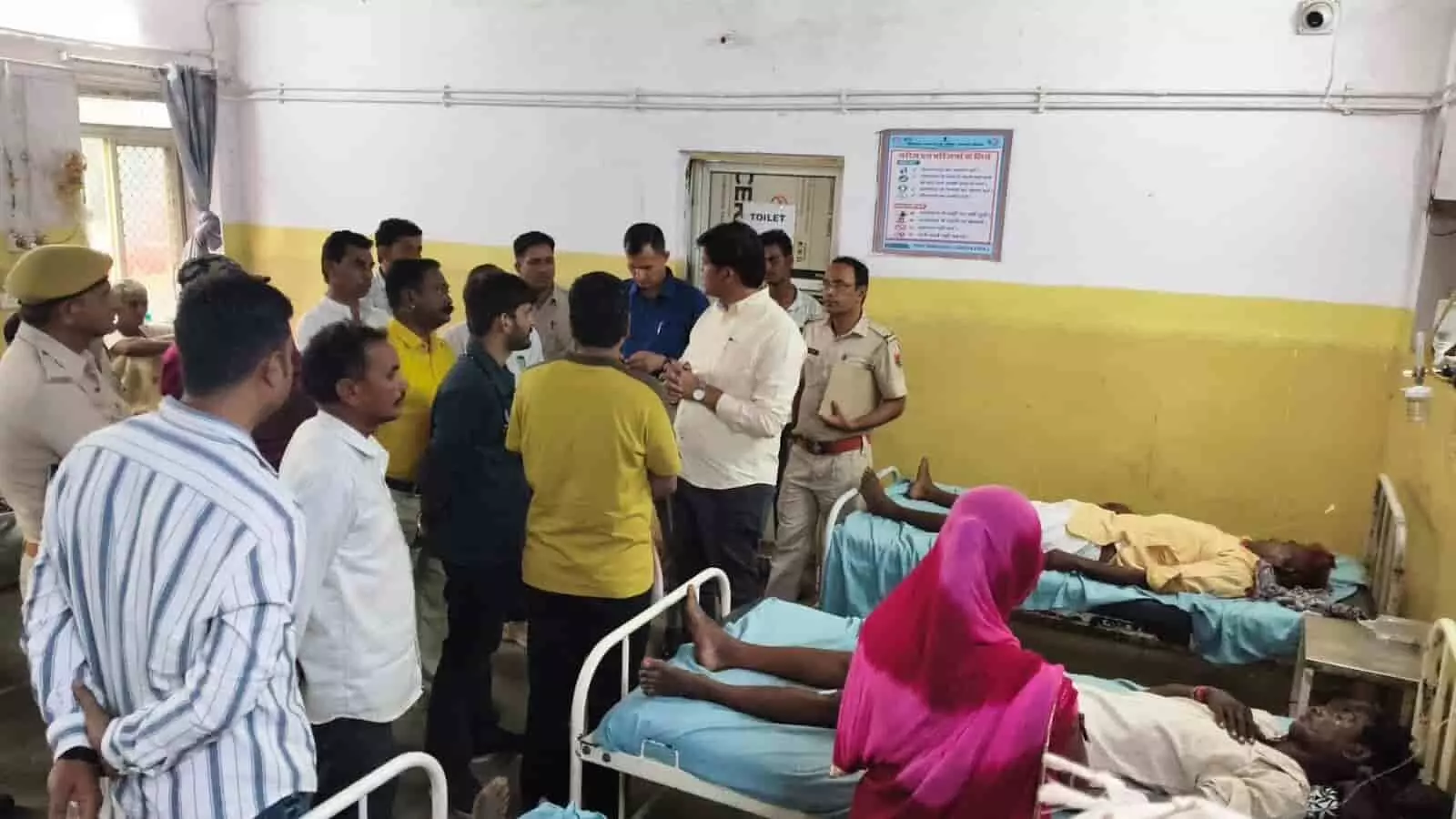 तस्वीर में प्रतापगढ़ जिला चिकित्सालय में भर्ती घायलों की स्थिति का जायजा लेते अधिकारी। तस्वीर में प्रतापगढ़ जिला चिकित्सालय में भर्ती घायलों की स्थिति का जायजा लेते अधिकारी।