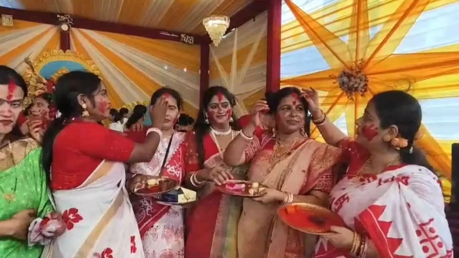 तस्वीर में पारंपरिक परिधान पहने बंगाली महिलाएं चित्तौड़गढ़ के पूजा पंडाल में एक-दूसरे को सिंदूर लगा रही हैं। तस्वीर में पारंपरिक परिधान पहने बंगाली महिलाएं चित्तौड़गढ़ के पूजा पंडाल में एक-दूसरे को सिंदूर लगा रही हैं।