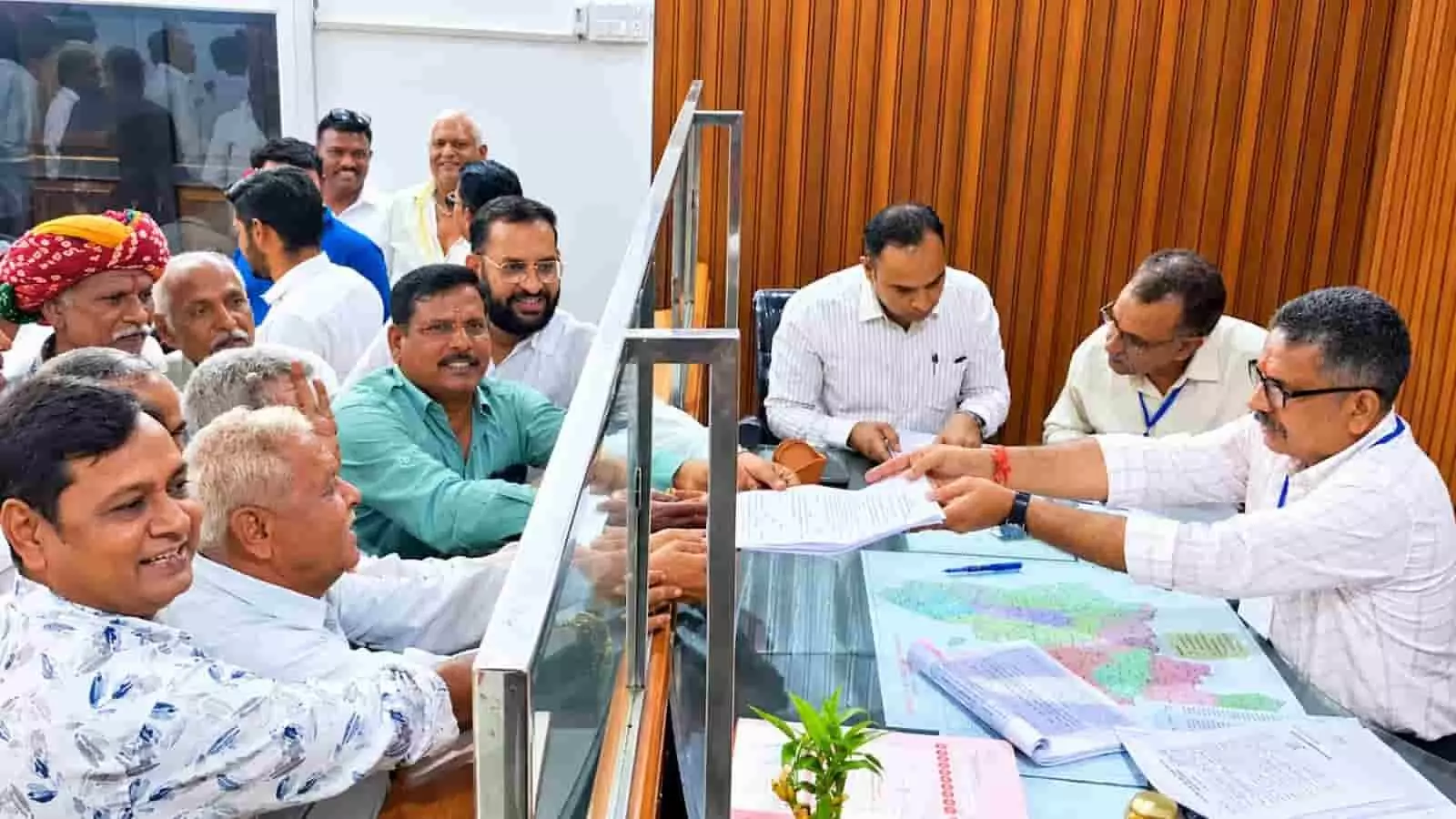 तस्वीर में कार्यालय के अंदर रिटर्निंग अधिकारी को नामांकन पत्र सौंपते हुए उम्मीदवार और समर्थक। तस्वीर में कार्यालय के अंदर रिटर्निंग अधिकारी को नामांकन पत्र सौंपते हुए उम्मीदवार और समर्थक।