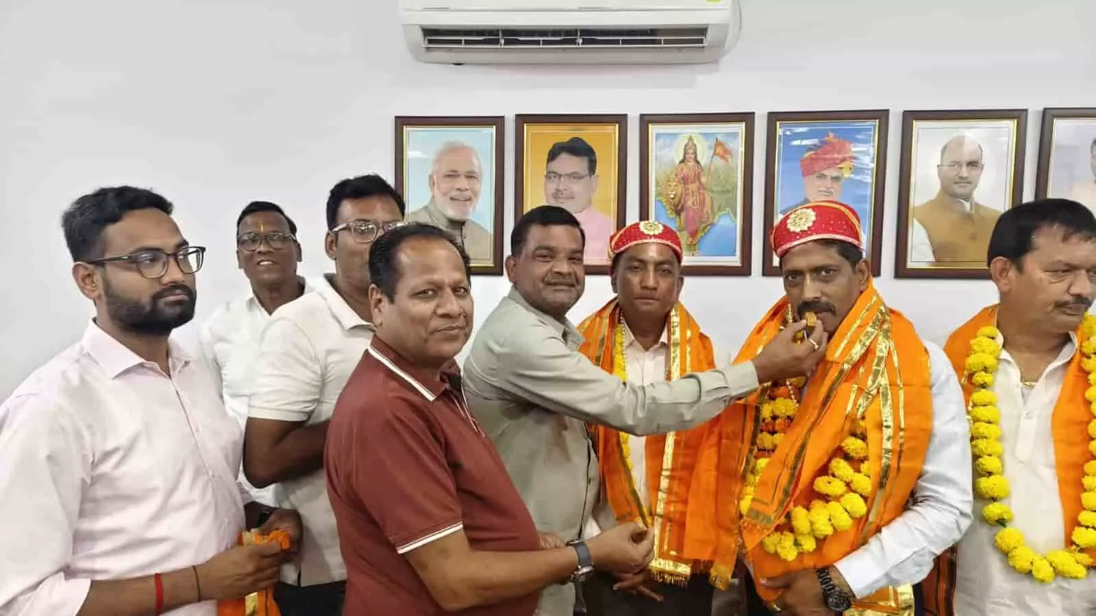 चित्तौड़गढ़ में अभिनंदन समारोह के दौरान जनप्रतिनिधियों का स्वागत करते अग्रवाल समाज के सदस्य। चित्तौड़गढ़ में अभिनंदन समारोह के दौरान जनप्रतिनिधियों का स्वागत करते अग्रवाल समाज के सदस्य।