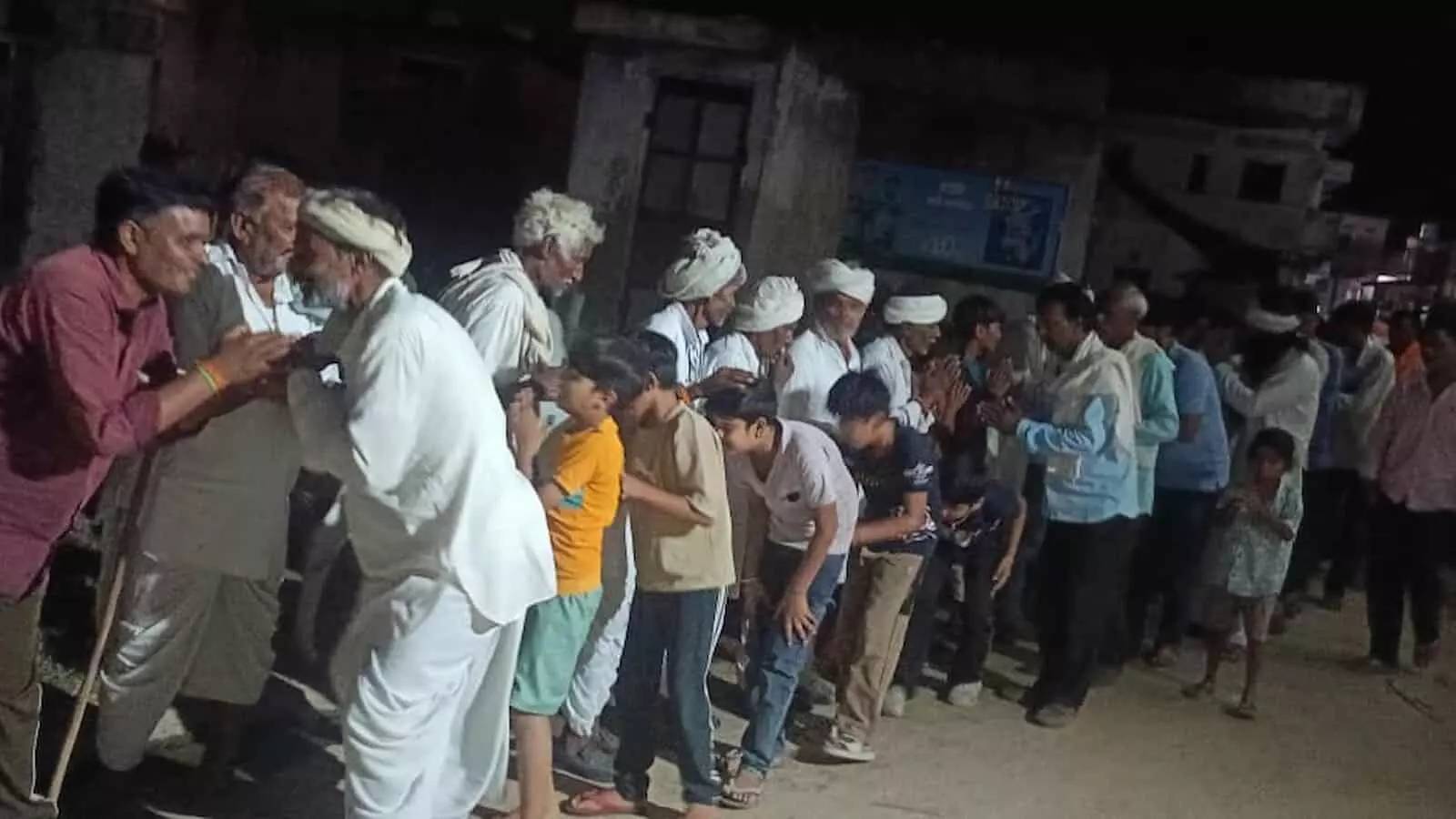 तस्वीर में सवाई माधोपुर के लाखनपुर गांव में रात के समय ग्रामीण आपस में हाथ जोड़कर राम-राम सा परंपरा निभाते दिख रहे हैं। तस्वीर में सवाई माधोपुर के लाखनपुर गांव में रात के समय ग्रामीण आपस में हाथ जोड़कर राम-राम सा परंपरा निभाते दिख रहे हैं।