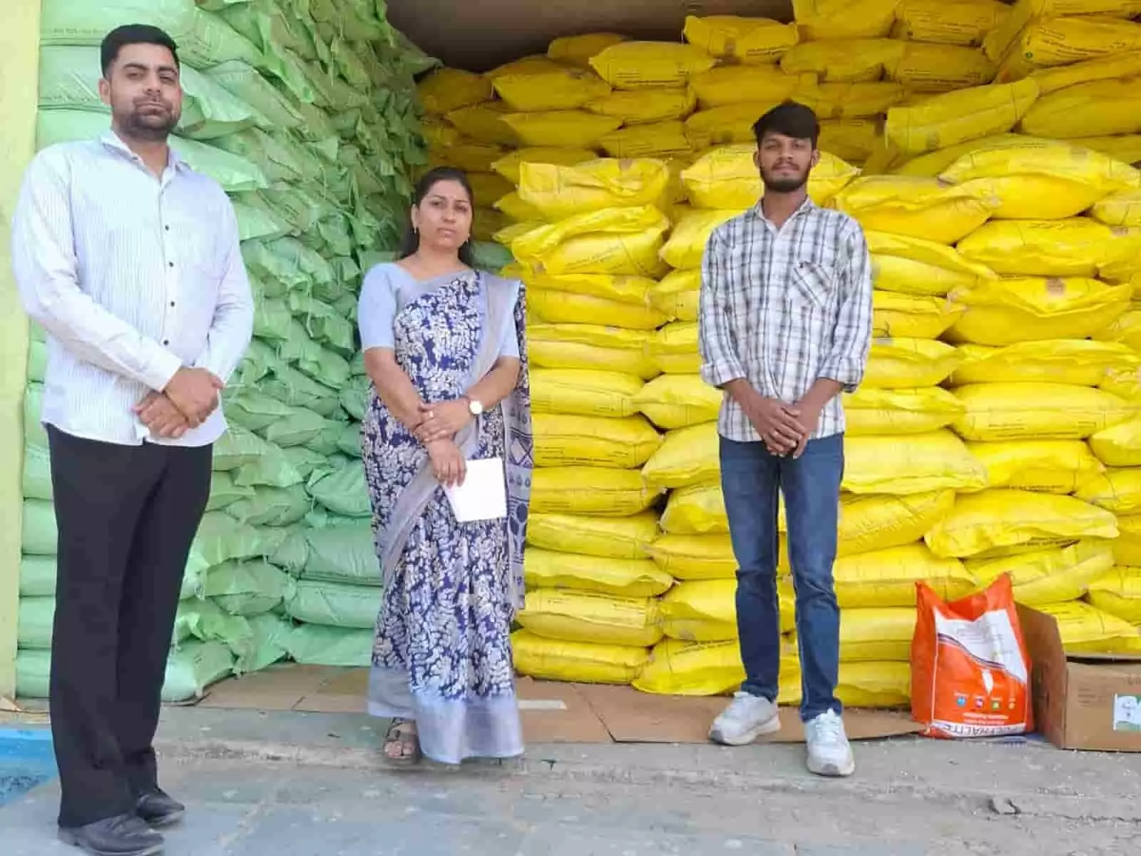 तस्वीर में कृषि विभाग के अधिकारी चित्तौड़गढ़ के बस्सी स्थित उर्वरक केंद्र पर स्टॉक की जांच करते हुए। तस्वीर में कृषि विभाग के अधिकारी चित्तौड़गढ़ के बस्सी स्थित उर्वरक केंद्र पर स्टॉक की जांच करते हुए।