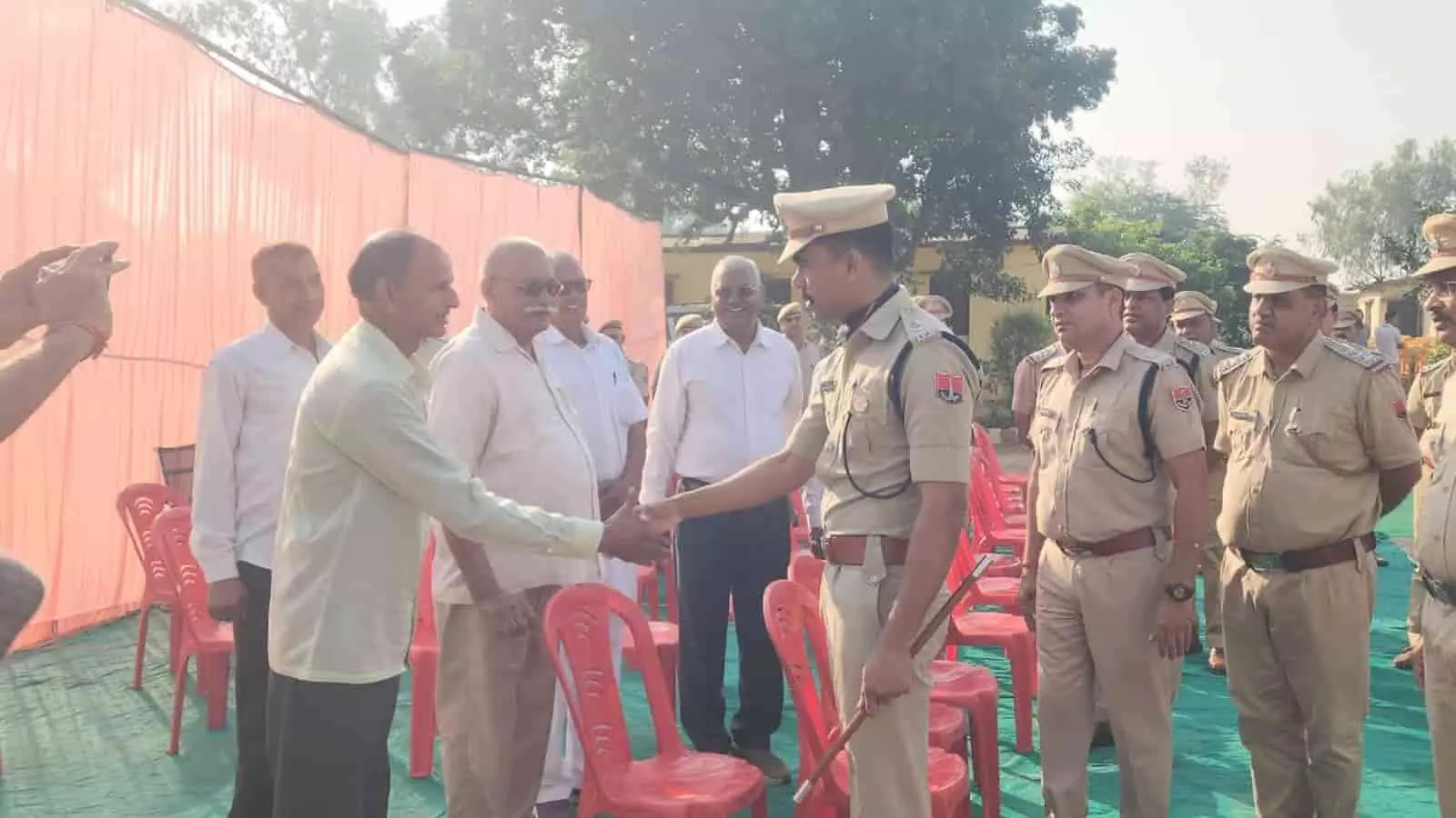 तस्वीर में डीग पुलिस लाइन में पुलिस अधीक्षक शरण गोपीनाथ कांबले नागरिकों से हाथ मिलाते हुए दिख रहे हैं। तस्वीर में डीग पुलिस लाइन में पुलिस अधीक्षक शरण गोपीनाथ कांबले नागरिकों से हाथ मिलाते हुए दिख रहे हैं।