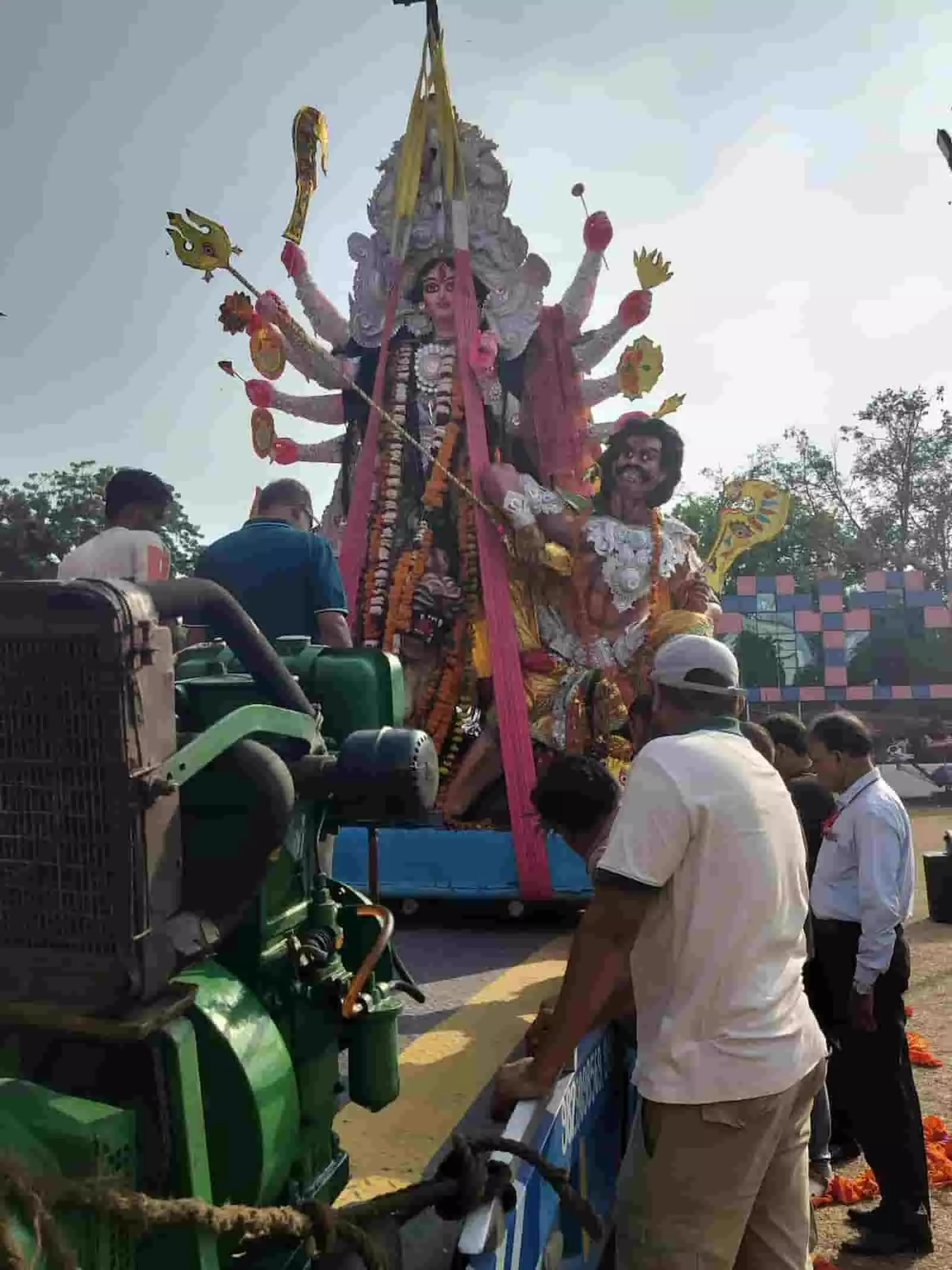 तस्वीर में जयपुर के जय क्लब में विसर्जन के लिए वाहन पर रखी मां दुर्गा की प्रतिमा दिख रही है। तस्वीर में जयपुर के जय क्लब में विसर्जन के लिए वाहन पर रखी मां दुर्गा की प्रतिमा दिख रही है।