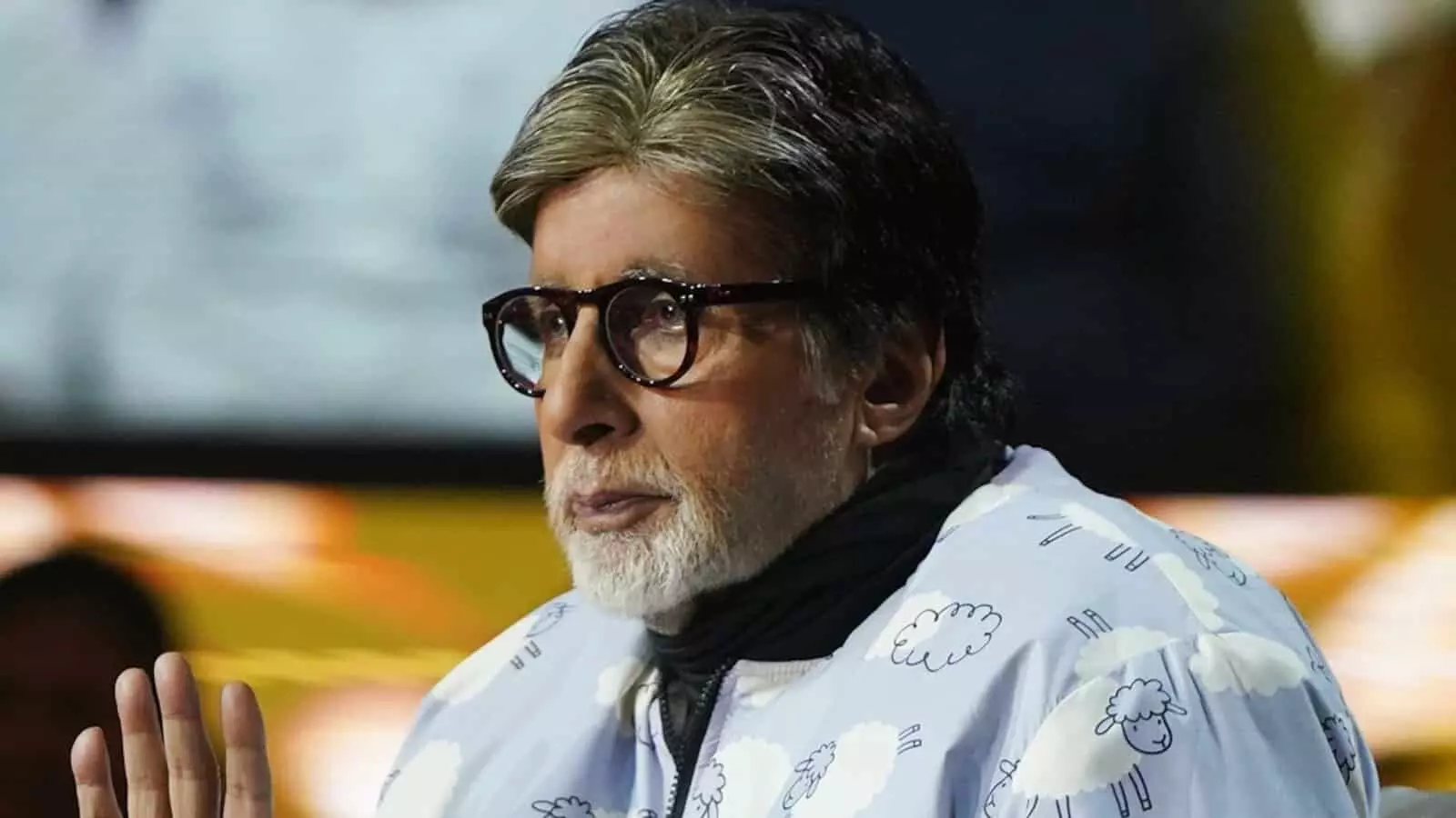 तस्वीर में नजर आ रहे अभिनेता अमिताभ बच्चन ने स्वास्थ्य कारणों से सोशल मीडिया से विराम लिया है। तस्वीर में नजर आ रहे अभिनेता अमिताभ बच्चन ने स्वास्थ्य कारणों से सोशल मीडिया से विराम लिया है।