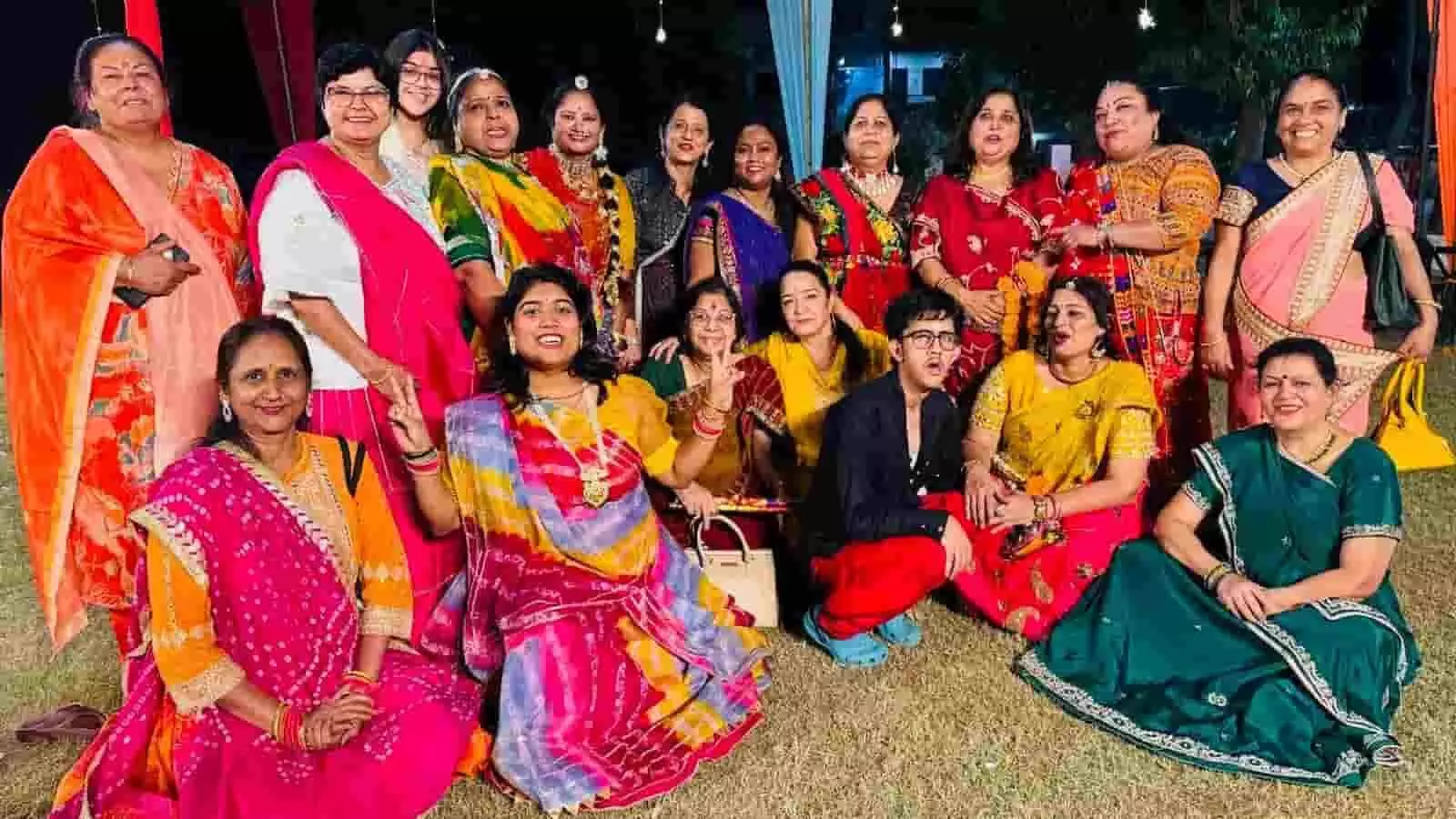 तस्वीर में पारंपरिक परिधान पहने महिलाएं मानसरोवर जयपुर के डांडिया कार्यक्रम में बैठी हैं। तस्वीर में पारंपरिक परिधान पहने महिलाएं मानसरोवर जयपुर के डांडिया कार्यक्रम में बैठी हैं।