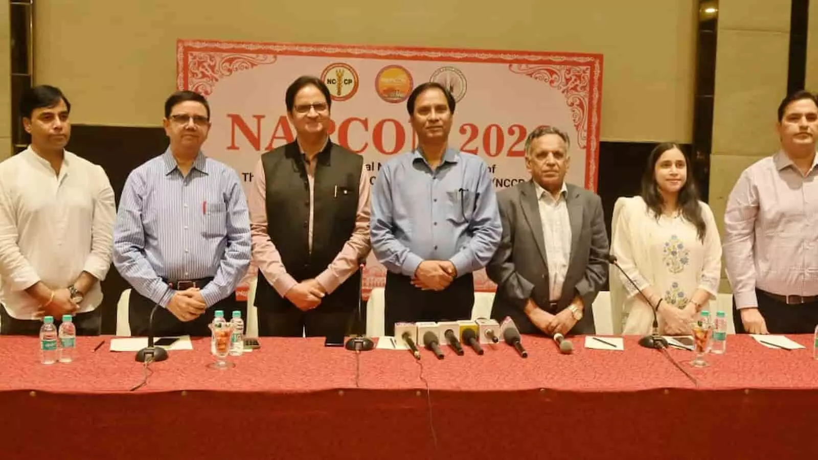 तस्वीर में NAPCON 2026 प्रेस ब्रीफिंग के दौरान मंच पर खड़े वरिष्ठ चिकित्सक और प्रतिनिधि तस्वीर में NAPCON 2026 प्रेस ब्रीफिंग के दौरान मंच पर खड़े वरिष्ठ चिकित्सक और प्रतिनिधि