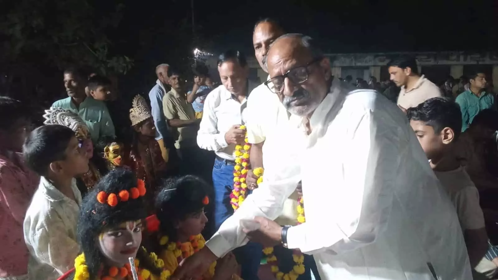 तस्वीर में डीग के मेला मैदान में रामलीला मंचन और रावण दहन कार्यक्रम के दौरान मौजूद अतिथि और श्रद्धालु नजर आ रहे हैं. तस्वीर में डीग के मेला मैदान में रामलीला मंचन और रावण दहन कार्यक्रम के दौरान मौजूद अतिथि और श्रद्धालु नजर आ रहे हैं.