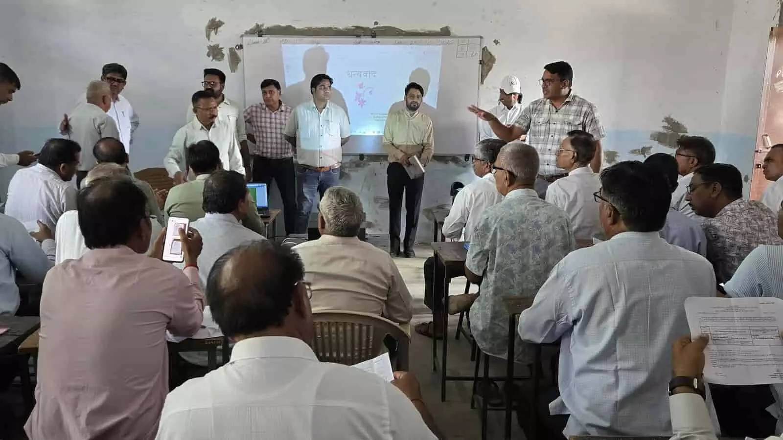 तस्वीर में ब्यावर के राजकीय स्कूल में प्रशिक्षण शिविर के दौरान मतदान कार्मिकों को संबोधित करते अधिकारी। तस्वीर में ब्यावर के राजकीय स्कूल में प्रशिक्षण शिविर के दौरान मतदान कार्मिकों को संबोधित करते अधिकारी।