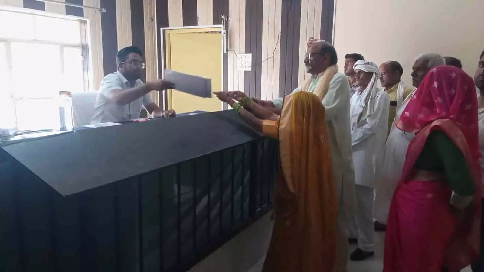 डीग कलेक्टरेट में अधिकारी को नामांकन पत्र सौंपते कांग्रेस प्रत्याशी और समर्थक। डीग कलेक्टरेट में अधिकारी को नामांकन पत्र सौंपते कांग्रेस प्रत्याशी और समर्थक।
