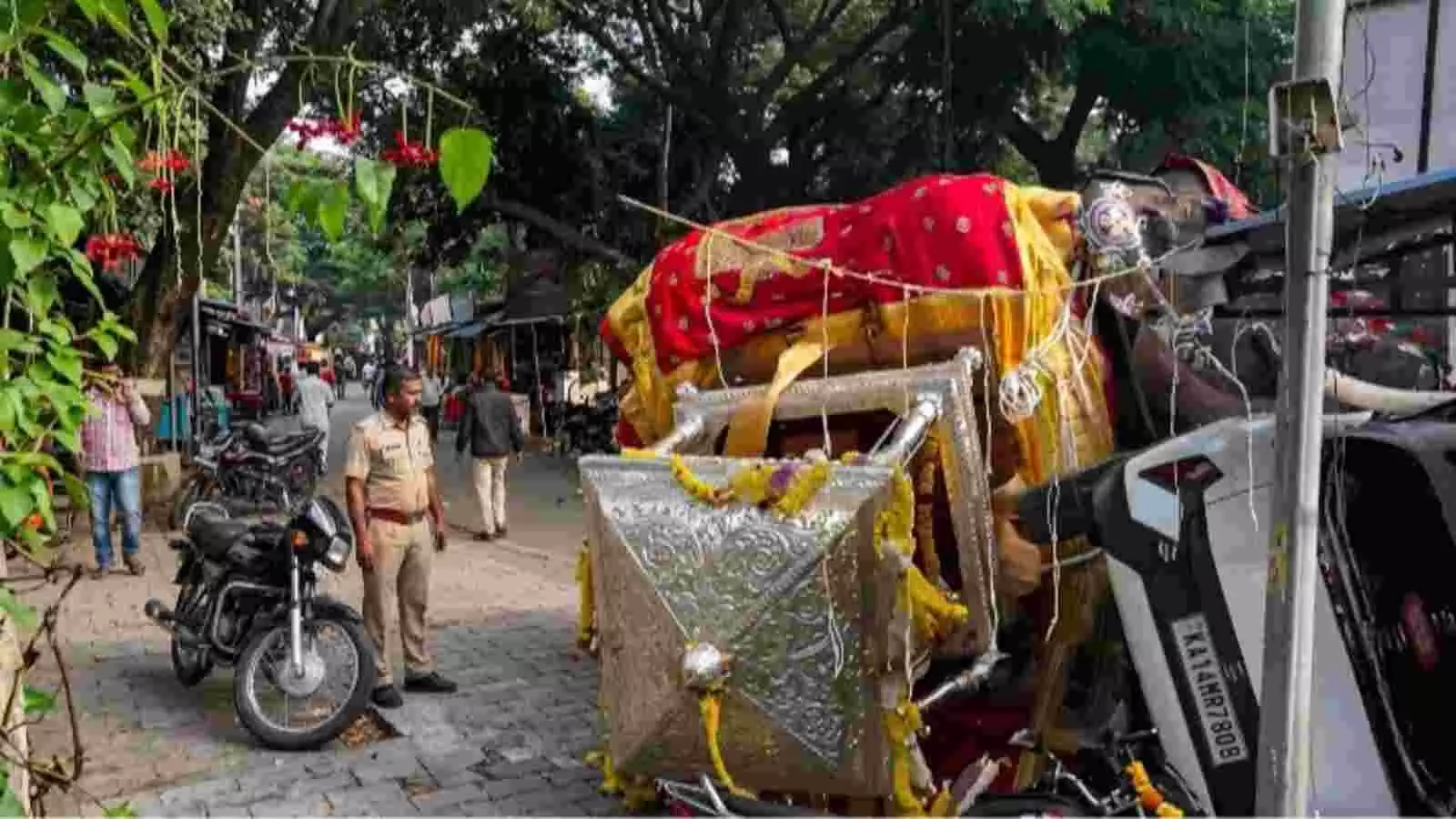शिवमोग्गा में दशहरा जुलूस के दौरान बेकाबू हाथी के पास क्षतिग्रस्त अंबारी और पुलिसकर्मी मौजूद हैं। शिवमोग्गा में दशहरा जुलूस के दौरान बेकाबू हाथी के पास क्षतिग्रस्त अंबारी और पुलिसकर्मी मौजूद हैं।