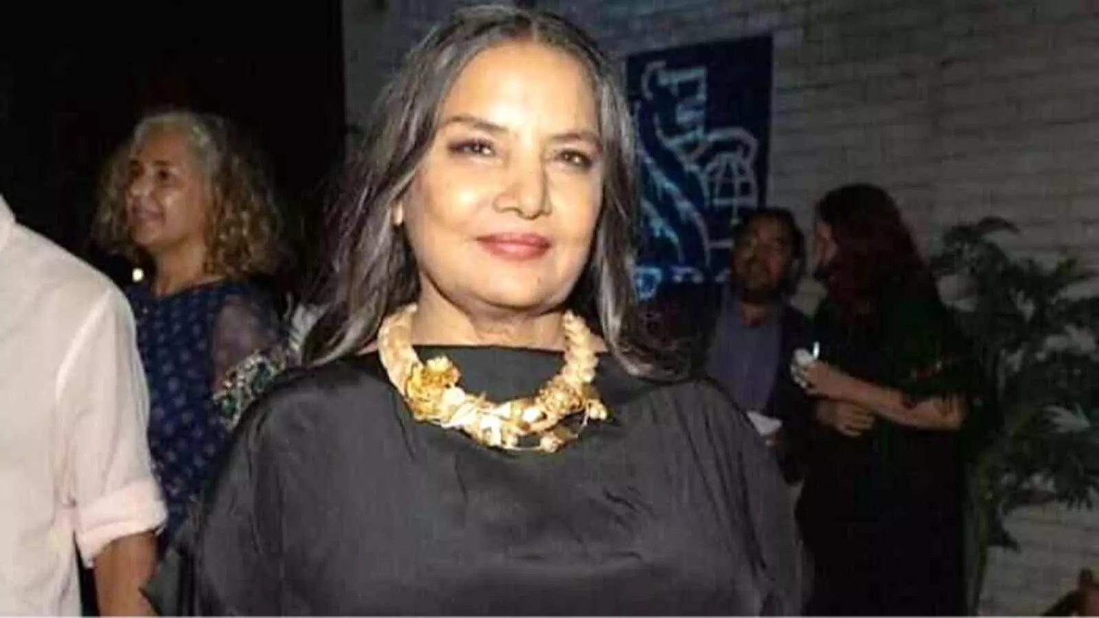 काले रंग की पोशाक पहने शबाना आजमी एक कार्यक्रम के दौरान बातचीत करते हुए नजर आ रही हैं। काले रंग की पोशाक पहने शबाना आजमी एक कार्यक्रम के दौरान बातचीत करते हुए नजर आ रही हैं।