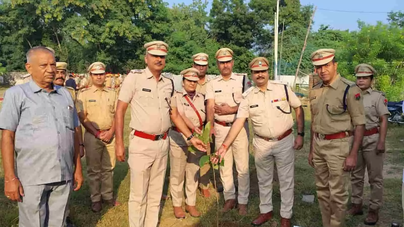 तस्वीर में पुलिस अधिकारी सलूम्बर पुलिस लाइन में शहीद दिवस पर पौधा लगाते दिख रहे हैं। तस्वीर में पुलिस अधिकारी सलूम्बर पुलिस लाइन में शहीद दिवस पर पौधा लगाते दिख रहे हैं।