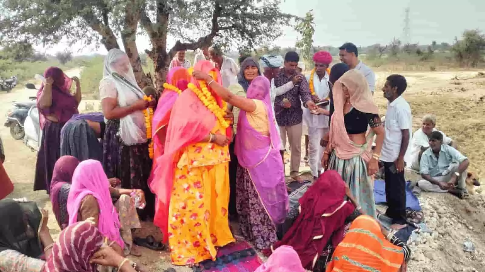 तस्वीर में भीलवाड़ा के सहाड़ा में चुनाव प्रचार के दौरान महिला श्रमिक भाजपा प्रत्याशी रतन कंवर का स्वागत करती दिख रही हैं। तस्वीर में भीलवाड़ा के सहाड़ा में चुनाव प्रचार के दौरान महिला श्रमिक भाजपा प्रत्याशी रतन कंवर का स्वागत करती दिख रही हैं।