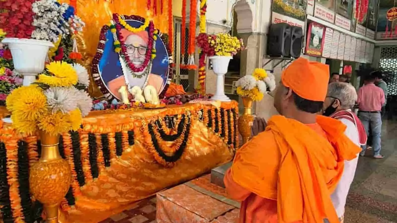 तस्वीर में जयपुर के श्री अमरापुर स्थान में स्वामी सर्वानंद जी महाराज के जन्मोत्सव पर दर्शन करते श्रद्धालु दिख रहे हैं। तस्वीर में जयपुर के श्री अमरापुर स्थान में स्वामी सर्वानंद जी महाराज के जन्मोत्सव पर दर्शन करते श्रद्धालु दिख रहे हैं।