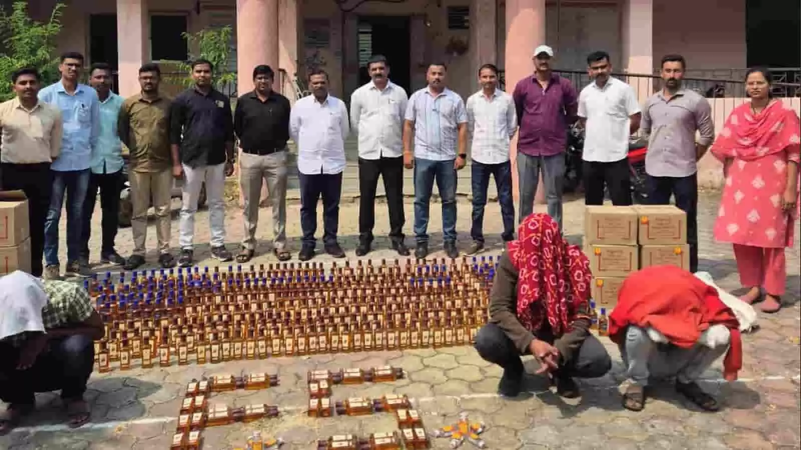 तस्वीर में वाशिम में आबकारी विभाग की कार्रवाई के दौरान जप्त की गई नकली शराब और अधिकारी दिख रहे हैं। तस्वीर में वाशिम में आबकारी विभाग की कार्रवाई के दौरान जप्त की गई नकली शराब और अधिकारी दिख रहे हैं।