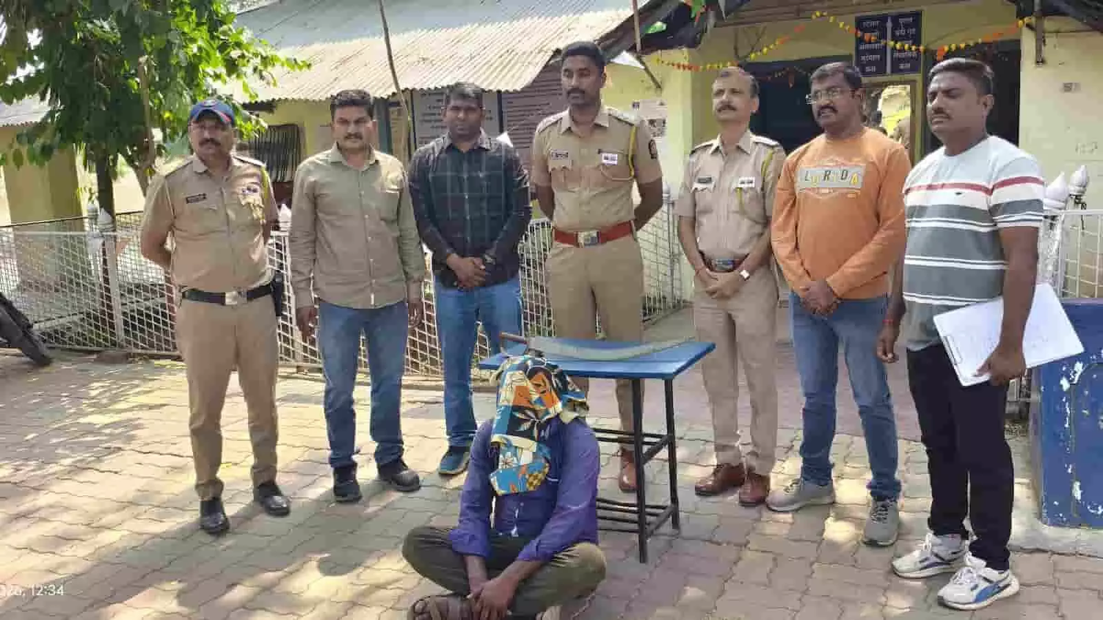तस्वीर में वाशिम के मंगरूळपीर में पुलिस की कार्रवाई के दौरान जब्त की गई तलवार और पुलिसकर्मी दिख रहे हैं। तस्वीर में वाशिम के मंगरूळपीर में पुलिस की कार्रवाई के दौरान जब्त की गई तलवार और पुलिसकर्मी दिख रहे हैं।