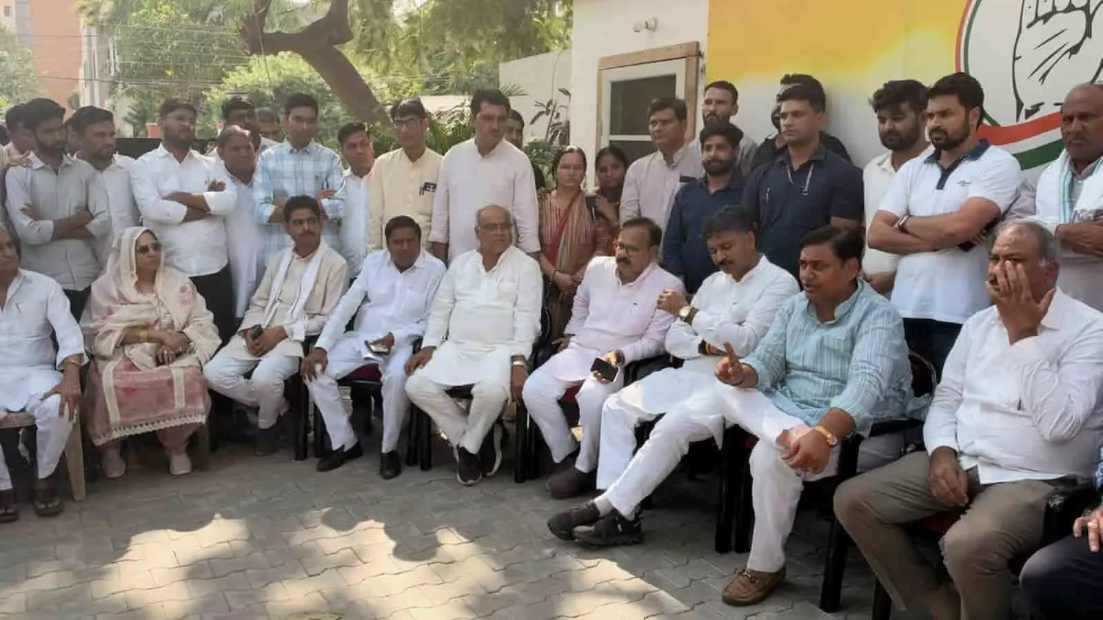 तस्वीर में जयपुर में रितु बराला मामले को लेकर प्रदर्शन करते कांग्रेस कार्यकर्ता नजर आ रहे हैं। तस्वीर में जयपुर में रितु बराला मामले को लेकर प्रदर्शन करते कांग्रेस कार्यकर्ता नजर आ रहे हैं।