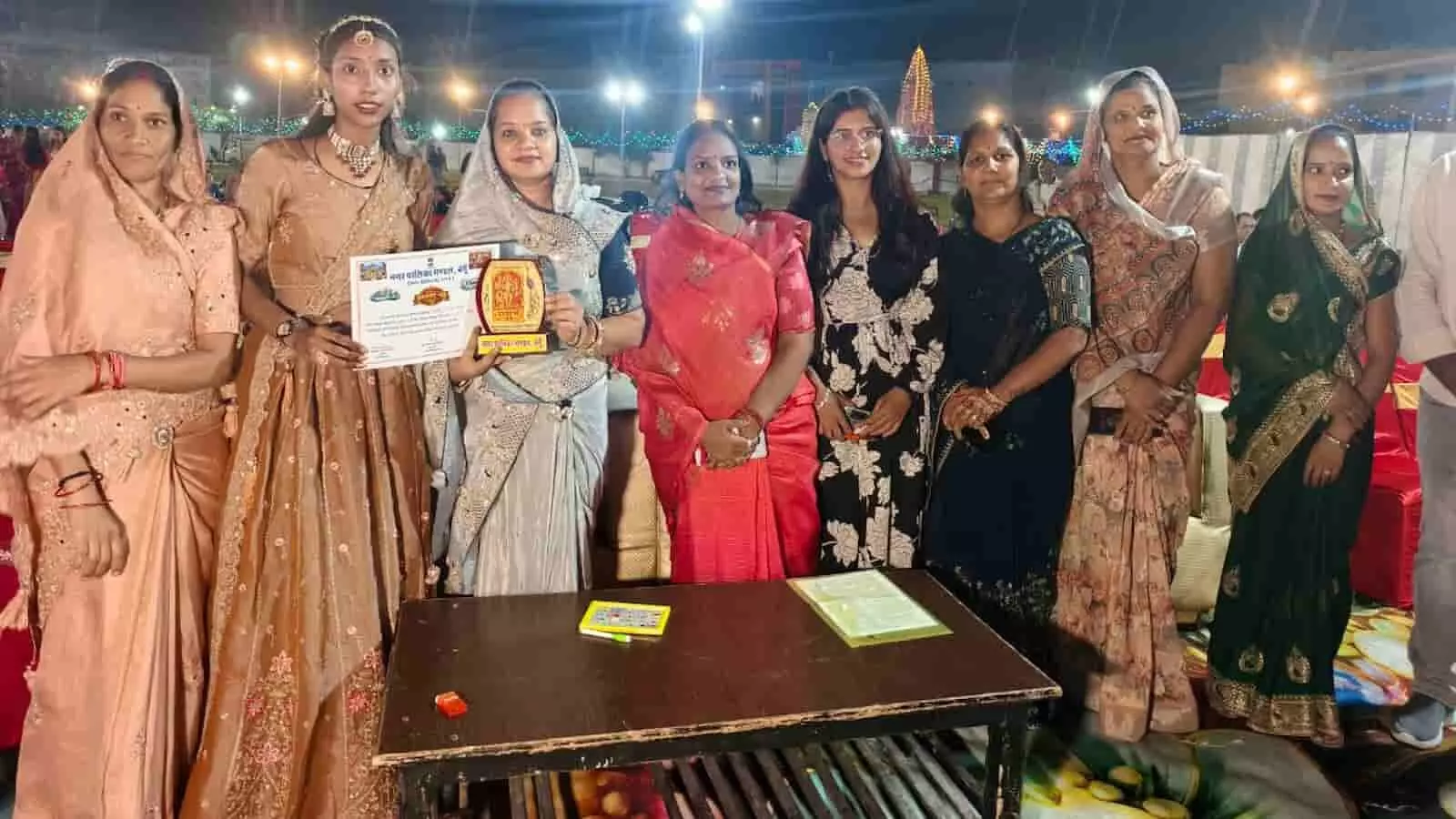 बेगूं दशहरा मेला में सम्मानित विद्यार्थियों और अतिथियों को एक साथ खड़े दिखाया गया है। बेगूं दशहरा मेला में सम्मानित विद्यार्थियों और अतिथियों को एक साथ खड़े दिखाया गया है।