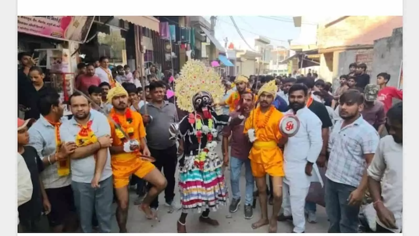 तस्वीर में जहांगीरपुरी में दशहरा पर्व पर निकाली गई मां काली की शोभायात्रा के श्रद्धालु. तस्वीर में जहांगीरपुरी में दशहरा पर्व पर निकाली गई मां काली की शोभायात्रा के श्रद्धालु.