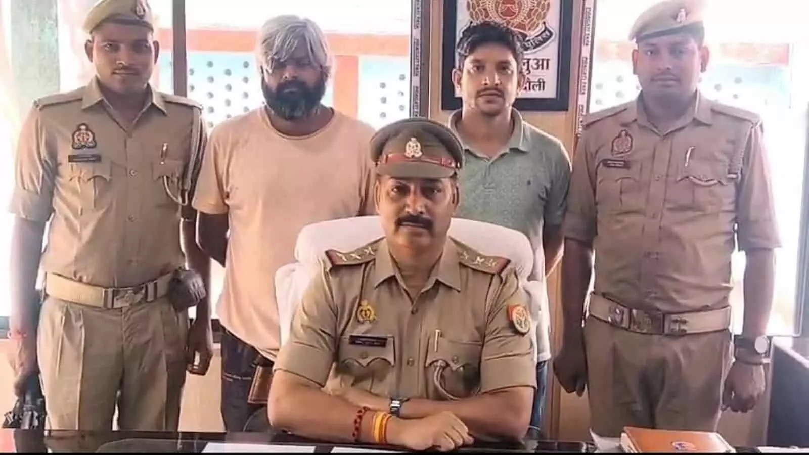 तस्वीर में चंदौली के बलुआ थाने में पुलिस अधिकारियों के साथ पकड़े गए दो शराब तस्कर नजर आ रहे हैं। तस्वीर में चंदौली के बलुआ थाने में पुलिस अधिकारियों के साथ पकड़े गए दो शराब तस्कर नजर आ रहे हैं।